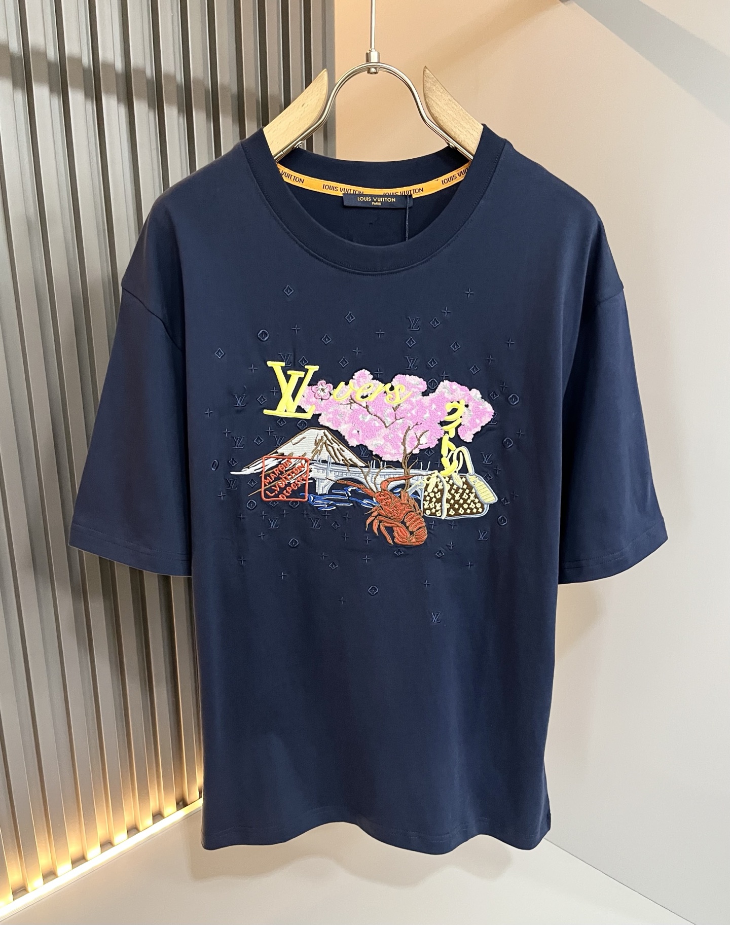  LouisVuitt*路易*登 2025春夏全新系列单品上线，非常时髦前卫的一款男女同款短袖T恤，标识