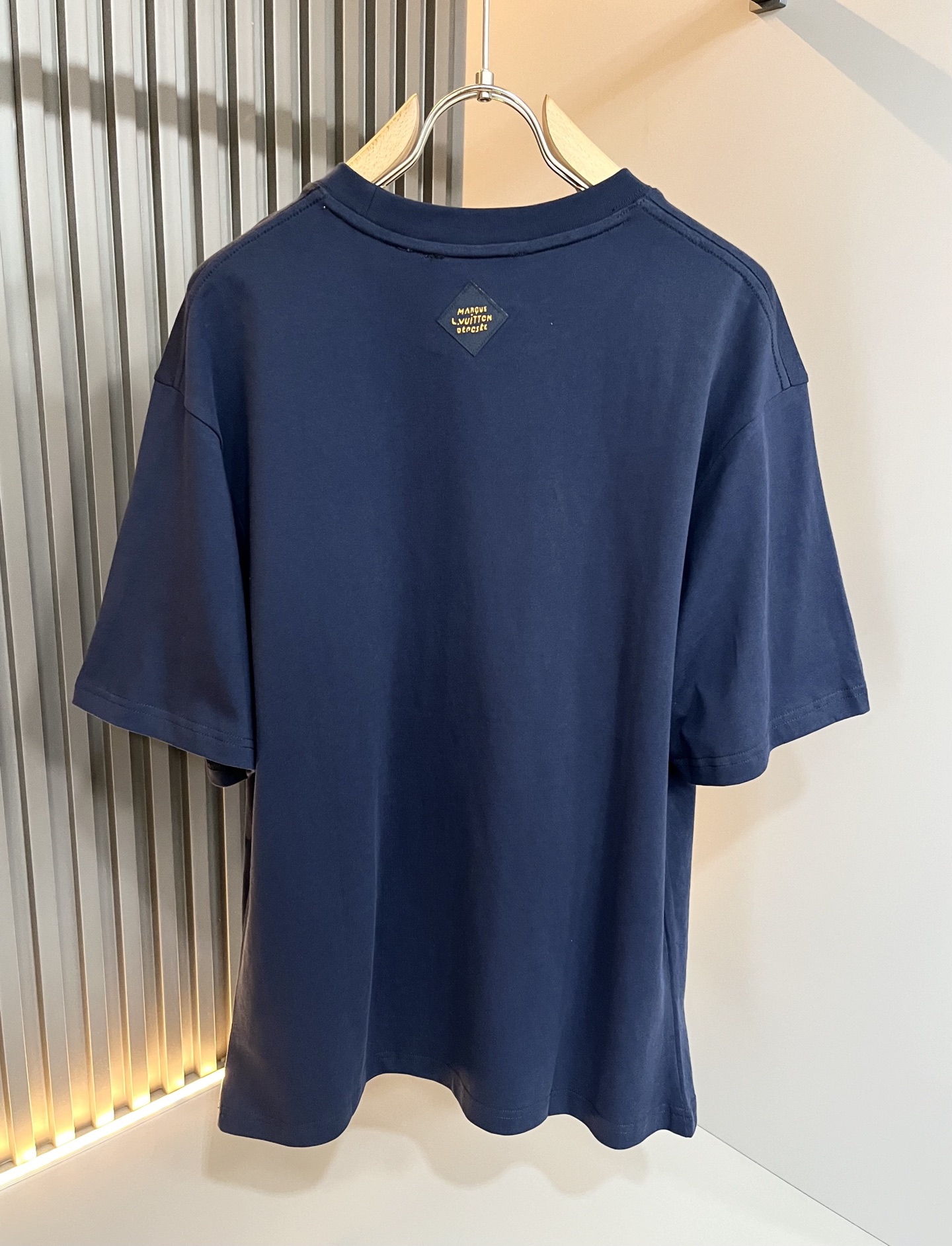  LouisVuitt*路易*登 2025春夏全新系列单品上线，非常时髦前卫的一款男女同款短袖T恤，标识