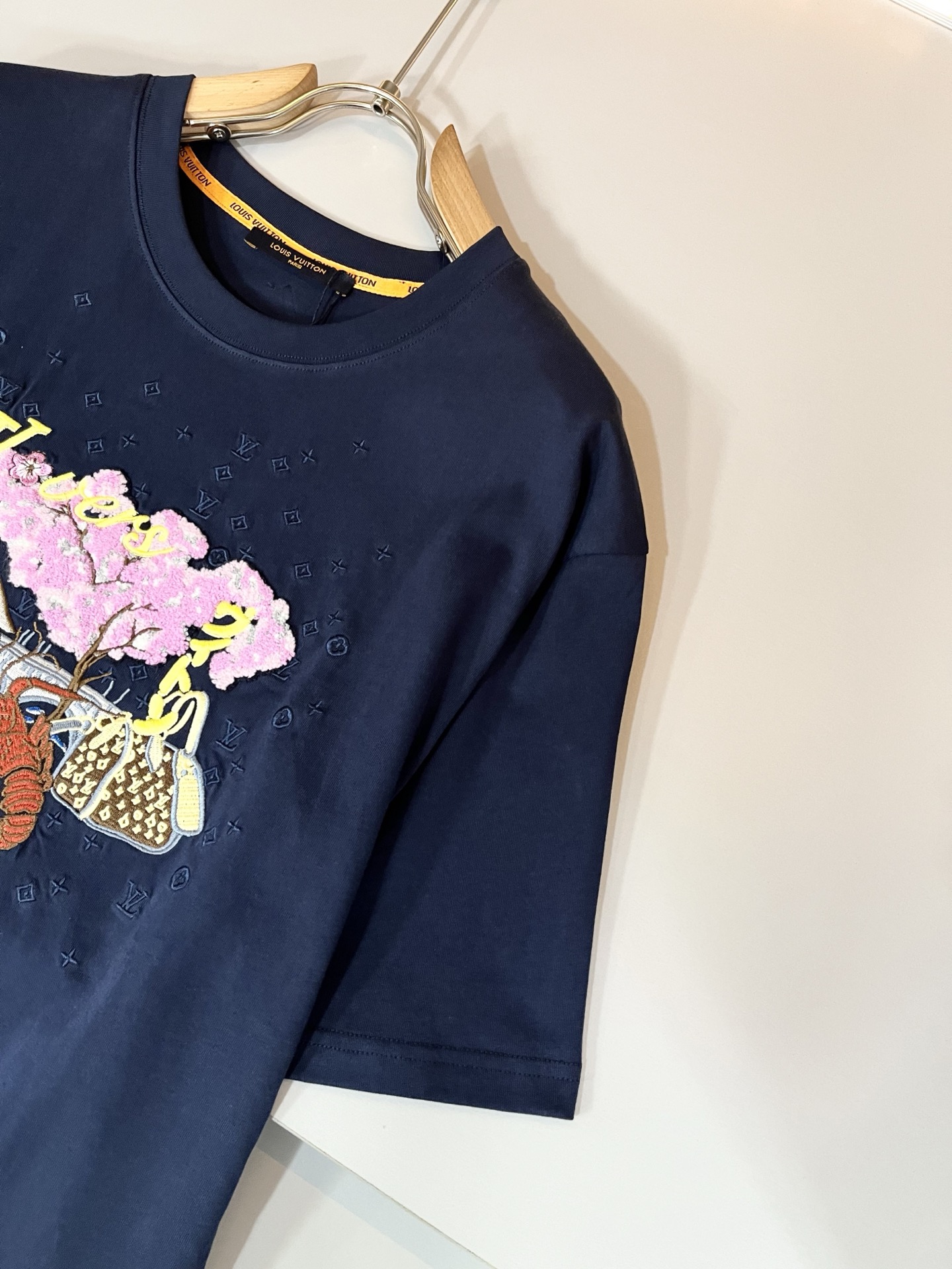  LouisVuitt*路易*登 2025春夏全新系列单品上线，非常时髦前卫的一款男女同款短袖T恤，标识