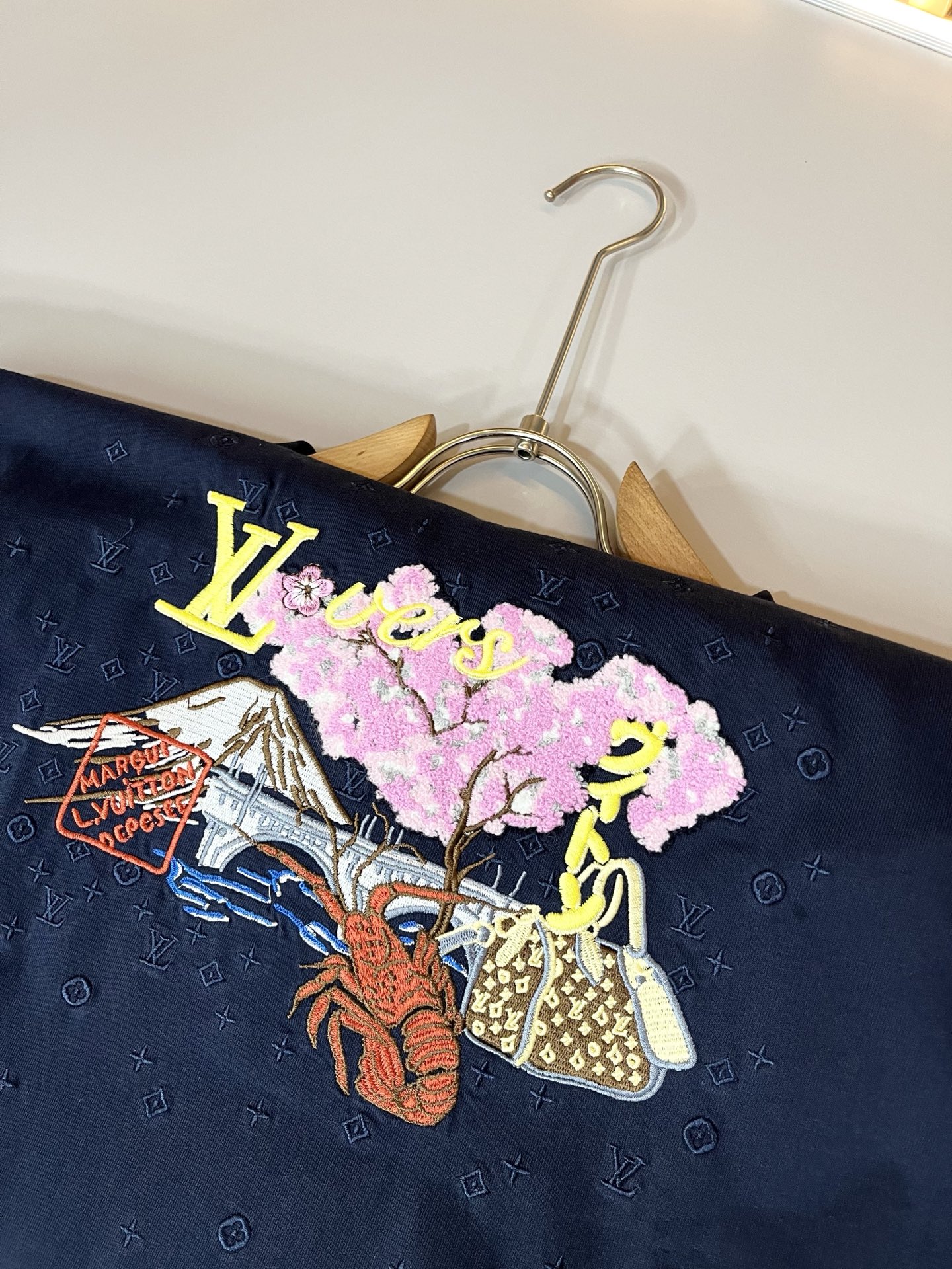  LouisVuitt*路易*登 2025春夏全新系列单品上线，非常时髦前卫的一款男女同款短袖T恤，标识