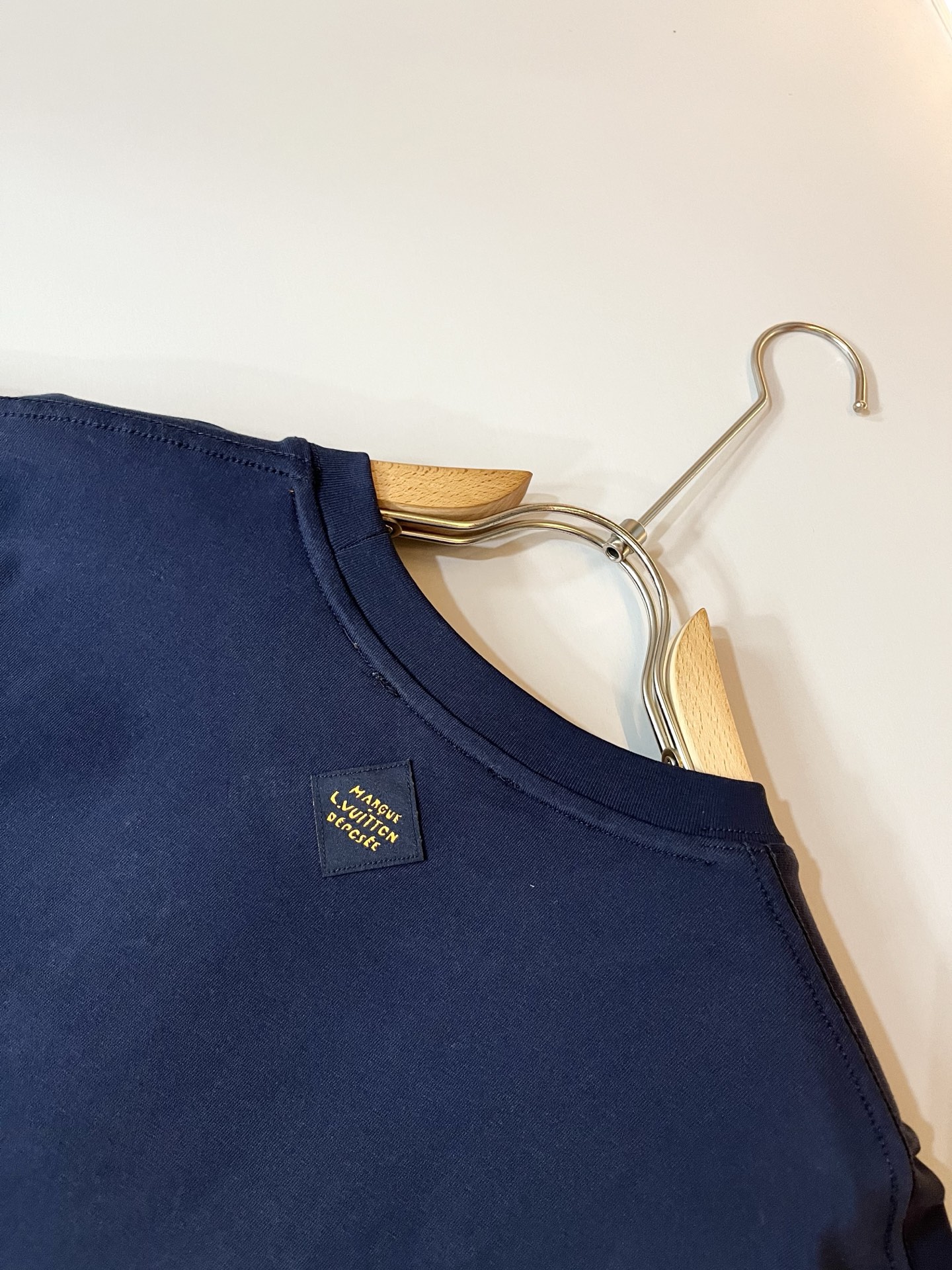  LouisVuitt*路易*登 2025春夏全新系列单品上线，非常时髦前卫的一款男女同款短袖T恤，标识