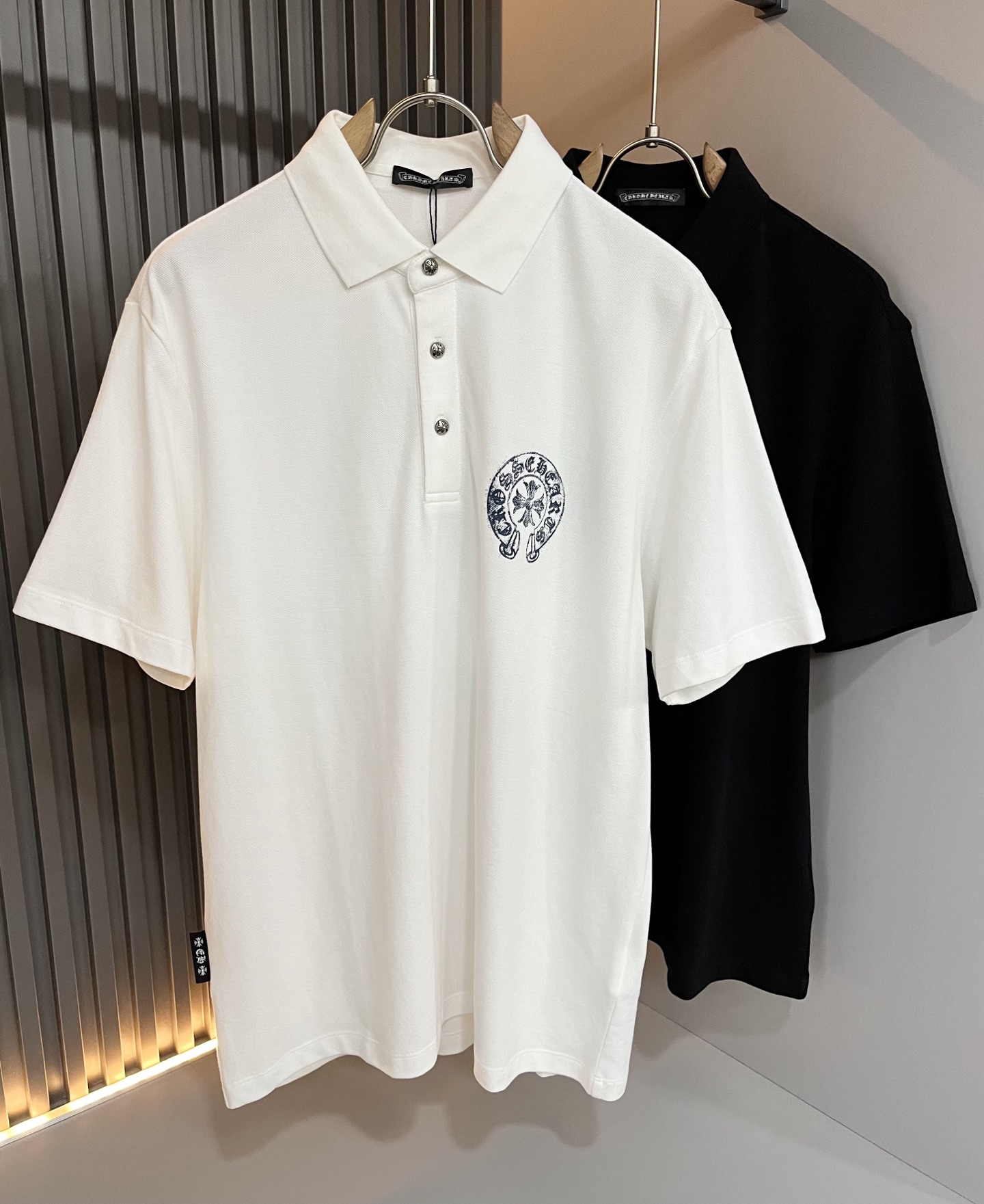 NO:511357,Chrome Hear*s 2025 Spring and Summer New Limited Edition 2025 Short-sleeved Polo Shirt, Recommended for Cracked Wall!  The fashionable and arrogant Chrome Hear*s is favored by the whole world. SS is a hot topic, with classic short-sleeved T-shirt, and a chest printing logo design!  Full of fashionable luxury style, exuding a charming sense of art!  Large and lazy, high-end exclusive double mercerated bead flooring material for customer supply!  Super comfortable upper body!  Large oversized shoulder-falling!  Men and women are the same style!  Color black white Size M-3XL, chrome hearts, T-shirt, alexander wang19860909Chrome Hear*s 克*心 2025春夏新品限量版克*心短袖Polo衫,墙裂推荐！时尚傲娇的Chrome Hear*s,被全世界宠幸着.SS引爆款,经典克*心元素断绝短袖T,胸前印花logo工艺设计！充满了时尚的奢华风,散发着迷人的艺术感！宽大慵懒,客供高端专属双丝光珠地棉材质！上身超级舒适！大廓形大落肩！男女同款入！颜色黑色 白色 尺码M-3XL,,chrome hearts,T-shirt,alexander wang,Men's clothing