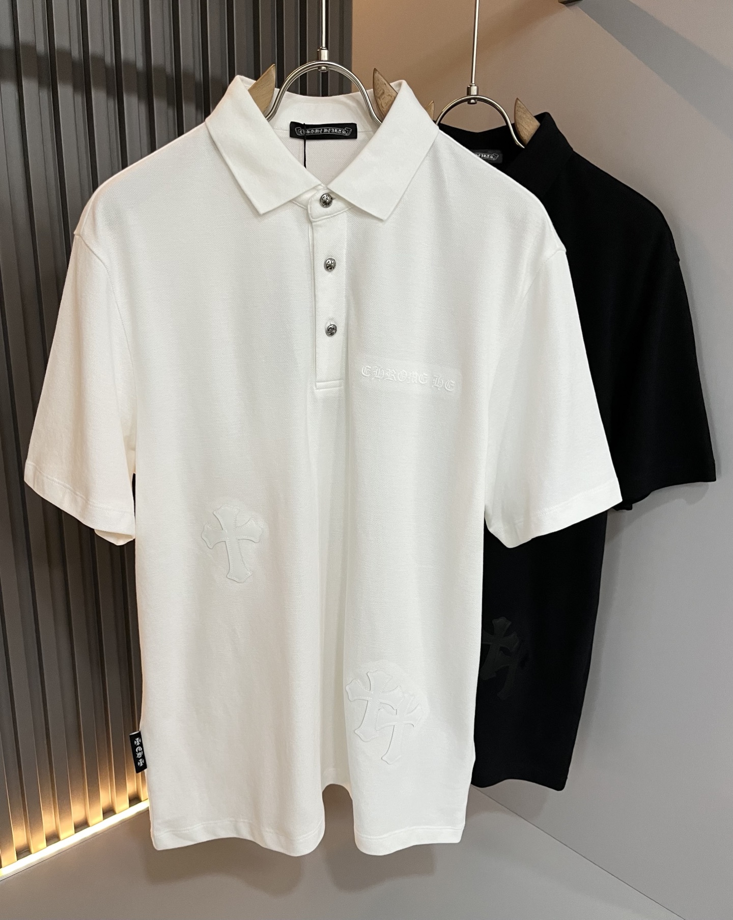 NO:513317,Chrome Hear*s 2025 Spring and Summer New Limited Edition 2025 Short-sleeved Polo Shirt, Recommended for Cracked Wall!  The fashionable and arrogant Chrome Hear*s is favored by the whole world. SS is a hot topic, with classic short-sleeved T-shirt elements, and chest embroidery logo design!  Full of fashionable luxury style, exuding a charming sense of art!  Large and lazy, high-end exclusive double mercerated bead flooring material for customer supply!  Super comfortable upper body!  Large oversized shoulder-falling!  Men and women are the same style!  Color black white Size M-3XL, chrome hearts, T-shirt, alexander wang19860909Chrome Hear*s 克*心 2025春夏新品限量版克*心短袖Polo衫,墙裂推荐！时尚傲娇的Chrome Hear*s,被全世界宠幸着.SS引爆款,经典克*心元素断绝短袖T,胸前刺绣logo工艺设计！充满了时尚的奢华风,散发着迷人的艺术感！宽大慵懒,客供高端专属双丝光珠地棉材质！上身超级舒适！大廓形大落肩！男女同款入！颜色黑色 白色 尺码M-3XL,,chrome hearts,T-shirt,alexander wang,Men's clothing