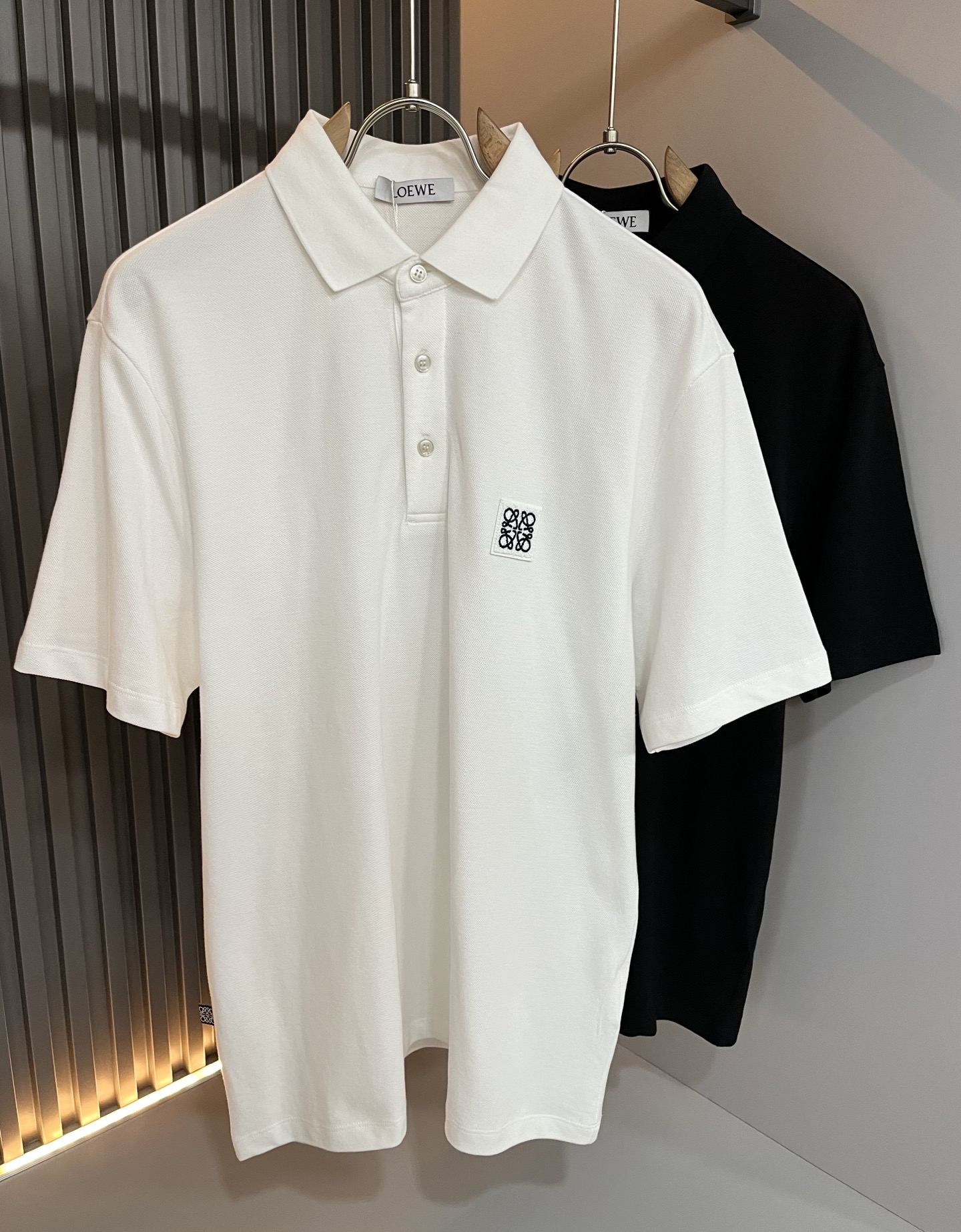 NO:513323,LO*WE/Luo*wei 2025 Spring and Summer Men's Lapel Short-Sleeve POLO Shirt, Trading Company Channel Product, the latest products in 2025 Spring and Summer, official cabinets sold simultaneously, classic star-grade products!  LO*WE's leather goods have the highest voice in the entire fashion circle, with a high brand value and influence, and a century-old historical and cultural heritage. The royal noble brand has subverted modern aesthetics with its exquisite handicrafts and design sense!  The overall design conforms to the aesthetic design of LOE home, uses classic brand elements, perfectly follows the essence and genes of LOE home, and injects the brand logo logo design!  The visual is quite exquisite and beautiful, showing the brand's characteristics, with a high recognition and a very fashionable feel. The overall design explains minimalism to the extreme, simple and generous!  Customers supply high-end and high-quality cotton imported from Egypt, selected high-end and high-quality cotton and made by Italian century-old workshops. It is extremely luxurious and special material, with excellent fabric attributes, delicate and natural mesh structure, perfect comfort and breathability, and the touch experience is self-evident, luxurious and ultimate enjoyment!  The quality is perfect, the details are exquisite and exquisite. The fashionable zipper opening and closing placket is matched with a small lapel design, which reduces age and highlights the fashionable temperament. The upper body is full of temperament. The color matching is quite in line with the needs of the matching season. It has a very high degree of mixing and matching. It has nothing to do with age definition and is a very good styling product!  Size M-3XL, loewe, T-shirt, alexander wang19860909LO*WE/罗*威2025春夏男士翻领短袖POLO衫,贸易公司渠道货,2025春夏最新品,官柜同步售卖,经典明星级单品！LO*WE家的皮具单品在整个时装圈最有极高的的发言权,品牌价值影响力颇高,有着百年历史文化底蕴,皇室御贵族御用品牌,其精湛的手工艺及设计感颠覆了现代审美！整体的设计符合LOE家美学设计,运用了经典的品牌元素,完美沿袭了LOE家的精髓与基因,注入品牌logo标识设计！视觉颇为精致美观,彰显了品牌特质,辨识度极高且极具时髦感,整体的设计将极简主义阐释到极致,简约而大方！客供埃及进口高级物料,甄选高端优质棉经过意大利百年工坊定织定染而成,极为奢华特殊的材质,面料属性皆为上乘,网眼结构细腻自然,舒适性与透气性完美兼备,触感体验不言而喻,奢华极致享受！品相完美如斯,细节处处精致考究,时尚拉链开合门襟,搭配小翻领设计,即减龄又凸显了时髦气质感,上身满满的气质感,配色相当符合搭配季节需求,驾驭度混搭性极高,无关年龄界定,造型感极佳的一款单品！尺码M-3XL,,loewe,T-shirt,alexander wang,Men's clothing