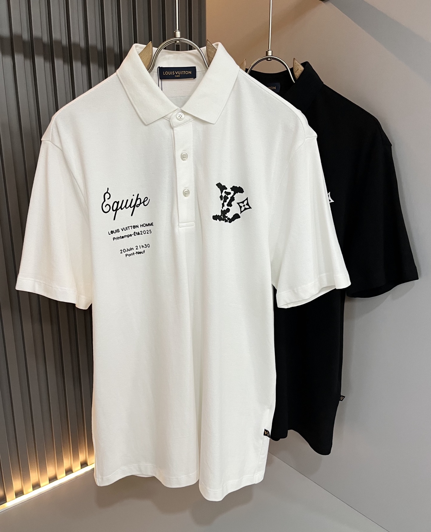 NO:511345,LouisVuitt*Louis*Deng 2025 spring and summer new product latest craftsmanship short-sleeved Polo shirt, front and rear logo pattern printing design!  Representing the brand image, simple and comfortable styles, high-end customized bead floor cotton fabric, solid color series is a favorite style, and simple styles are more diverse when worn. The seemingly simple styles are actually more time-consuming to cut fashion styles in fabrics and craftsmanship production, simple plain color small pointed collar men's short-sleeved polo, shirts that every man should buy!  Size M-3XL, louis vuitton,louis vuitton,shirts,T-shirt,alexander wang19860909LouisVuitt*路易*登 2025春夏新品最新工艺短袖Polo衫,前后logo图案印花设计！代表品牌形象 简洁舒适的款式,高端定制珠地棉面料 纯色系列更是大家非常喜爱款,简约的款式穿搭起来更加的多样化.看似简单的款式,其实在面料以及工艺制作上更费时裁剪时尚版型,简约式素色小尖领男士短袖polo、每一个男士都应该入手的衬衫！尺码M-3XL,,louis vuitton,louis vuitton,shirts,T-shirt,alexander wang,Men's clothing