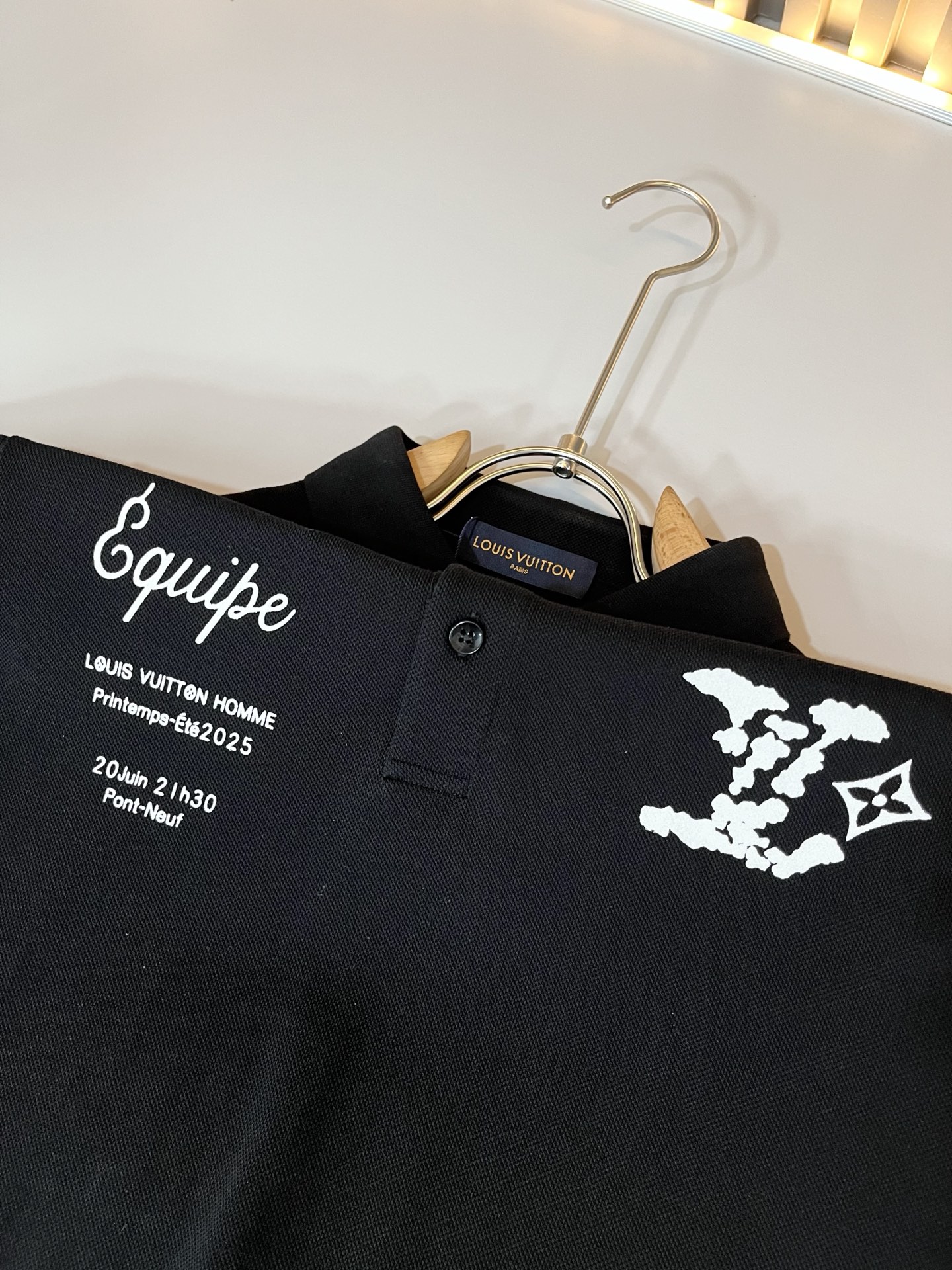  LouisVuitt*路易*登  2025春夏新品最新工艺短袖Polo衫，前后logo图案印花设计！代