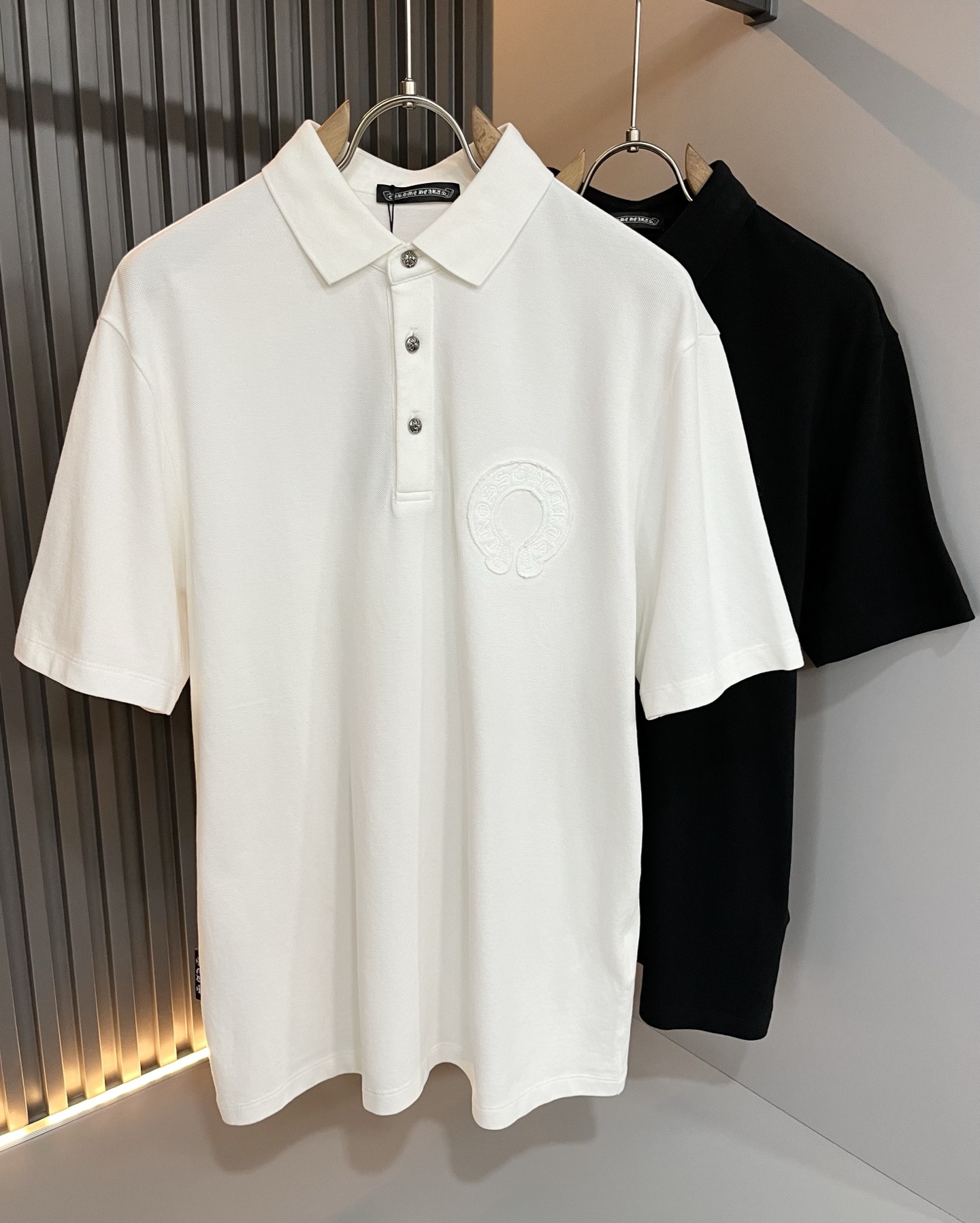 NO:505703,Chrome Hear*s 2025 Spring and Summer New Limited Edition 2025 Short-sleeved Polo Shirt, Recommended for Cracked Wall!  The fashionable and arrogant Chrome Hear*s is favored by the whole world. SS is a hot topic, with classic short-sleeved T-shirt elements, and chest embroidery logo design!  Full of fashionable luxury style, exuding a charming sense of art!  Large and lazy, high-end exclusive double mercerated bead flooring material for customer supply!  Super comfortable upper body!  Large oversized shoulder-falling!  Men and women are the same style!  Color black white Size M-3XL, chrome hearts, T-shirt, alexander wang19860909Chrome Hear*s 克*心 2025春夏新品限量版克*心短袖Polo衫,墙裂推荐！时尚傲娇的Chrome Hear*s,被全世界宠幸着.SS引爆款,经典克*心元素断绝短袖T,胸前刺绣logo工艺设计！充满了时尚的奢华风,散发着迷人的艺术感！宽大慵懒,客供高端专属双丝光珠地棉材质！上身超级舒适！大廓形大落肩！男女同款入！颜色黑色 白色 尺码M-3XL,,chrome hearts,T-shirt,alexander wang,Men's clothing