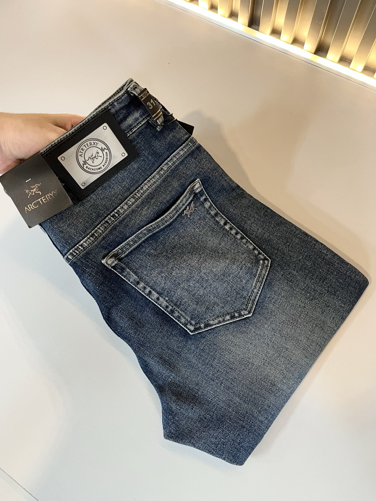 NO:507124,ARCTER*X Original Archaeological Bird New Spring and Summer Jeans, the first thing that everyone thinks of outdoor brands is Canadian goose and Archaeological Bird. It gives people a feeling of trying out the label!  In addition to being quite accomplished in style design, the most obvious or most expert should be to have deeper and unique insights and attainments in fabrics. Through continuous structural research and problem-solving, and characterized by unique research on fabrics, these alone are enough to support it to become the first new logo brand image in the clothing manufacturing industry. This model is made of pure cotton!  The fabric after the seiko blending feels smooth and soft, and it has both natural beauty and comfort. The large body style is cut cleanly and cleanly, and the fabric shows a different hazy structural beauty. It is made of exclusive mold customization. The fabric and its technology test the workers, can be smooth and smooth without wrinkles!  Back hardware logo waist brand design!  It really tests the handmade work of every master!  It makes the whole clean and neat, without leaving any thread. Now men who pursue life are more refined in life!  Size 29-40,arc'teryx,jeans,alexander wang19860909ARCTER*X始*祖鸟 春夏新款牛仔裤,户外品牌可能大家第一想到的就是加拿大鹅、始祖鸟.给人一种标签试的感觉！除了在款式设计上颇有造诣之外,最明显或者说最为拿手的,应该就是在面料上的拥有更深独特见解跟造诣了.通过不断地结构研究和问题处理,在以面料独特研究为特征,仅凭这些就已经足以支撑其成为服装制造行业中,首屈可数的新标志品牌形象.此款采用纯棉材质！通过精工混纺之后的面料,手感细滑柔软,同时兼具自然美感跟舒适度.大身上版型裁剪简洁干净,面料上显现出了不一样朦胧的结构性美感来.独家开模定制而成,面料及其考验工人的技术,能做到平整服帖又不起皱！后副五金logo腰牌设计！真的是很考验每位师傅的手工制作！使得整体干净利索,不留一丝线头.现在对于生活有所追求的男性也在生活中更为精致！尺码29-40,arc'teryx,jeans,alexander wang,Men's clothing