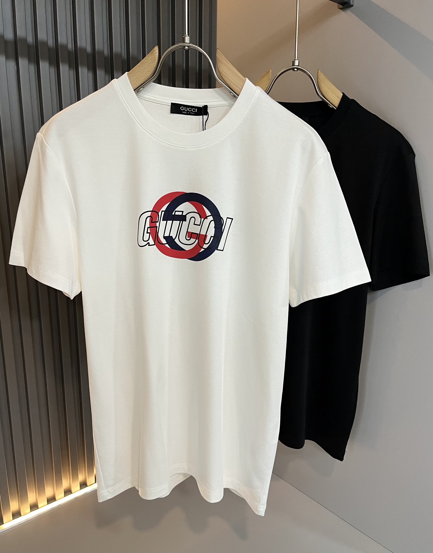 NO:509426,Gucc* Gujia 2025 spring and summer new style for men and women couples casual loose cotton round neck short-sleeved T-shirt!  Trading companies have sparse channels and are released on the official website at the same time!  The latest series of spring and summer 2025, classic fashion design elements, injecting full vitality into the new series. This T-shirt is carefully selected for imported cotton fabrics. The fabric feels skin-friendly and soft and delicate, and the body logo print design!  It has an extremely comfortable and breathable wearing experience. The whole item is very eye-catching and fashionable, and is deeply loved by young people today!  The loose round neck cut is a neutral style regardless of age and gender, suitable for matching all the styles and looks you need in your daily life!  It is recommended to wear couple outfits to go out on the street to make it more pleasing to the eye!  Size M-3XL, gucci, gucci, T-shirt, tees, t-shirt, alexander wang19860909Gucc*古家 2025春夏新款男女同情侣款休闲宽松棉质圆领短袖T恤衫！贸易公司渠道稀出,同步官网发售 ！ 2025春夏最新系列,经典时尚设计元素,为全新系列注入满满活力,这款T恤衫用心甄选客供进口棉面料制成,面料手感亲肤柔软细腻,衣身logo印花设计！拥有着无比舒适透气性的穿着体验,整件单品极具吸睛度与时尚感,深受当下年轻人的喜爱！基础宽松的圆领版型裁剪,不分年龄与性别的中性款式,适合搭配你日常所需的所有风格与造型！建议搭配情侣装出街会更为养眼出色！尺码M-3XL,,gucci,gucci,T-shirt,tees，t-shirt,alexander wang,Men's clothing