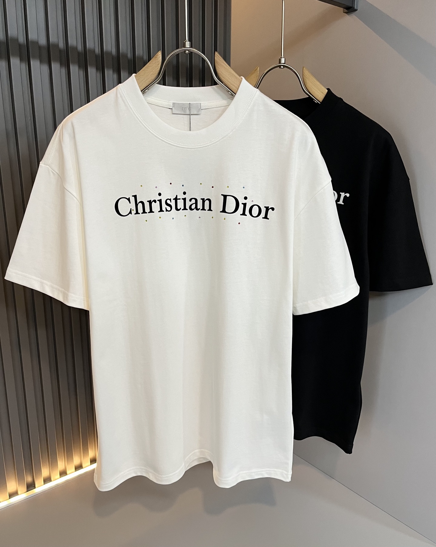 NO:505701,Dio*Dijia 2025 spring and summer new short-sleeved T-shirt for men and women, and the counter is available at the same time!  Customized exclusive 260g pure cotton fabric, customized original craft threads, chest logo pattern glue pressing technology design!  Simple and generous, calm and versatile, extremely high-end, perfectly integrated with fashion and style, a top fashionable style that perfectly suits the outside wear!  The overall feeling is natural!  The ultimate classic versatile short-sleeved T-shirt adopts the latest three-dimensional letter logo flocking elements design!  The ultimate perfection of heavy industry!  Fans who pursue high quality are please buy them by themselves, and all fans who know the goods are invited to appreciate this model together!  !  Color black white Size M-3XL,,dior,dior,T-shirt,tees,t-shirt,alexander wang19860909Dio*迪家 2025春夏新款男女同款短袖T恤,专柜同步发售！定制专属260克纯棉面料,定制原版工艺螺纹,胸前logo图案压胶工艺设计！简约大方,从容百搭,档次极高,完美融入时尚还有风情感一款完美符合外穿的顶尖时髦气质款！整体给人浑然天成的感觉！极致经典的百搭型短袖T恤,采用最新的立体字母logo植绒元素设计！极致的重工极致的完美！追求高品质的粉丝们请自行抢购,诚邀所有识货的粉丝一同鉴赏此款！！颜色黑色 白色 尺码M-3XL,,dior,dior,T-shirt,tees，t-shirt,alexander wang,Men's clothing