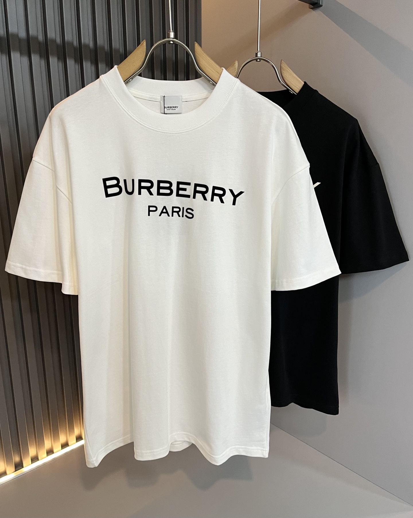 NO:505716,BURBER*Y Ba*li's new spring and summer 2025 short-sleeved T-shirt for men and women, is coming, and is made of a popular environmentally friendly pure cotton fabric recently. It is a high-end outdoor sports and leisure series, which is very popular in sports!  BUR's latest special material, logo pattern glue pressing design!  Fabric is also called memory cloth, which refers to fabrics with morphological memory functions. It instantly kills all versions on the market. It can only be said that it is not a level of existence at all. Whether it is material, detail restoration and craftsmanship, you are not afraid of any challenges. Just to contribute wonderful products to everyone. As always, it is consistent. A style that implements the core concept of BUR will be closely tied to fashion, always maintaining perfection, a simple but not simple design style perfectly meets the outfit you need in daily life. Size: M-3XL, burberry, T-shirt, tees, t-shirt, alexander wang19860909BURBER*Y巴*莉2025春夏新品男女同款短袖T恤,重磅来袭,最近比较火热的环保纯棉面料制作而成,高端户外运动休闲系列,非常火热运动风潮！BUR最新研发的特殊材质,标志logo图案压胶设计！面料也叫记忆布,是指具有形态记忆功能的面料,秒杀市面上一切版本,只能说根本就不是一个级别的存在,不管是材质还是细节还原度以及工艺制作方面,不惧任何挑战,只为给大家奉献绝妙产物一如既往,始终如一,贯彻了BUR核心理念的一个款式将与时尚紧紧的捆绑在一起,时刻保持完美,简约而不简单的的设计风格,完美的满足了你日常所需要的穿搭.尺码:M-3XL,,burberry,T-shirt,tees，t-shirt,alexander wang,Men's clothing