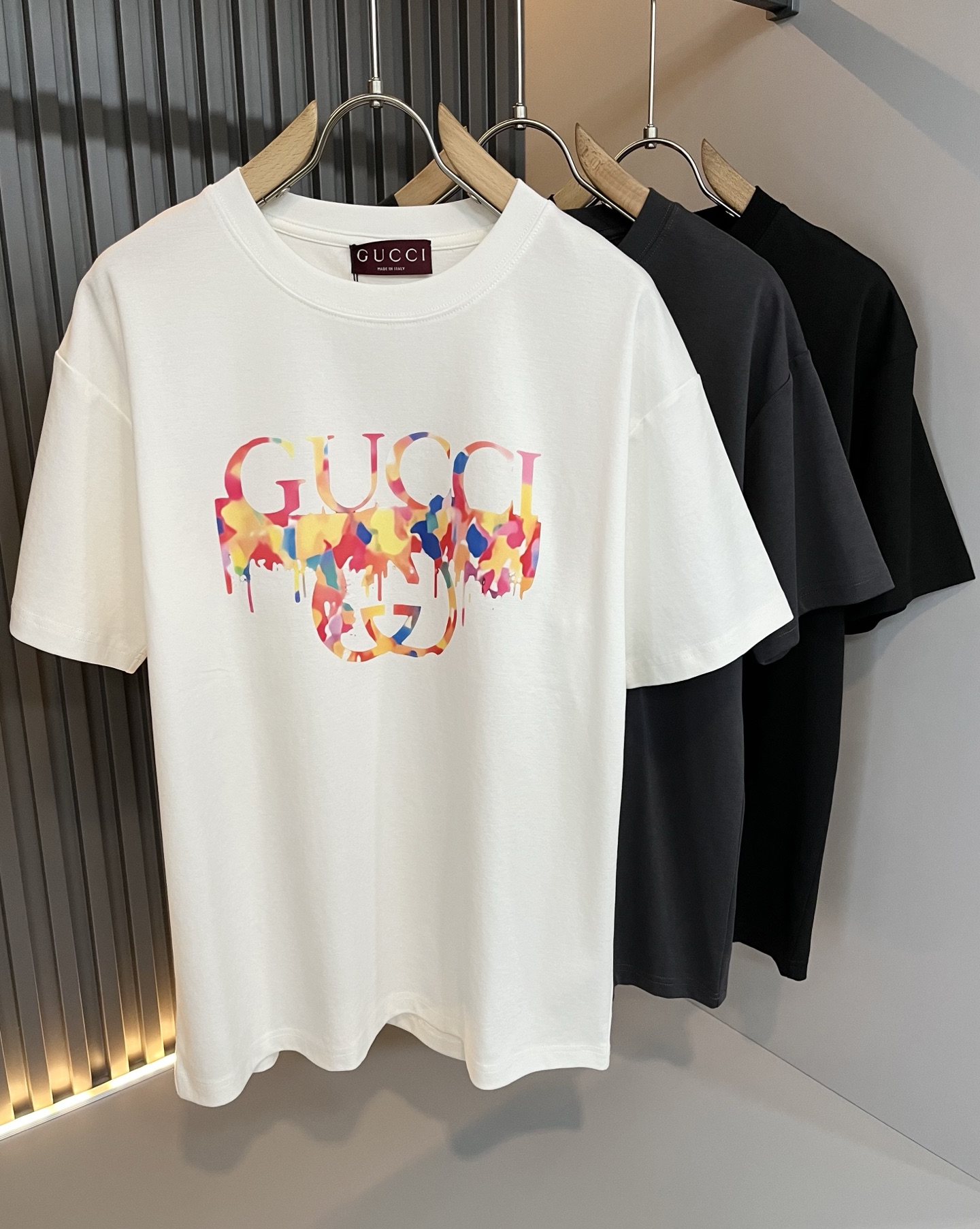 NO:505671,Gucc* Gujia 2025 spring and summer new style for men and women couples casual loose cotton round neck short-sleeved T-shirt!  Trading companies have sparse channels and are released on the official website at the same time!  The latest series of spring and summer 2025, classic fashion design elements, injecting full vitality into the new series. This T-shirt is carefully selected for imported cotton fabrics. The fabric feels skin-friendly and soft and delicate, and the body logo print design!  It has an extremely comfortable and breathable wearing experience. The whole item is very eye-catching and fashionable, and is deeply loved by young people today!  The loose round neck cut is a neutral style regardless of age and gender, suitable for matching all the styles and looks you need in your daily life!  It is recommended to wear couple outfits to go out on the street to make it more pleasing to the eye!  Size M-3XL, gucci, gucci, T-shirt, tees, t-shirt, alexander wang19860909Gucc*古家 2025春夏新款男女同情侣款休闲宽松棉质圆领短袖T恤衫！贸易公司渠道稀出,同步官网发售 ！ 2025春夏最新系列,经典时尚设计元素,为全新系列注入满满活力,这款T恤衫用心甄选客供进口棉面料制成,面料手感亲肤柔软细腻,衣身logo印花设计！拥有着无比舒适透气性的穿着体验,整件单品极具吸睛度与时尚感,深受当下年轻人的喜爱！基础宽松的圆领版型裁剪,不分年龄与性别的中性款式,适合搭配你日常所需的所有风格与造型！建议搭配情侣装出街会更为养眼出色！尺码M-3XL,,gucci,gucci,T-shirt,tees，t-shirt,alexander wang,Men's clothing