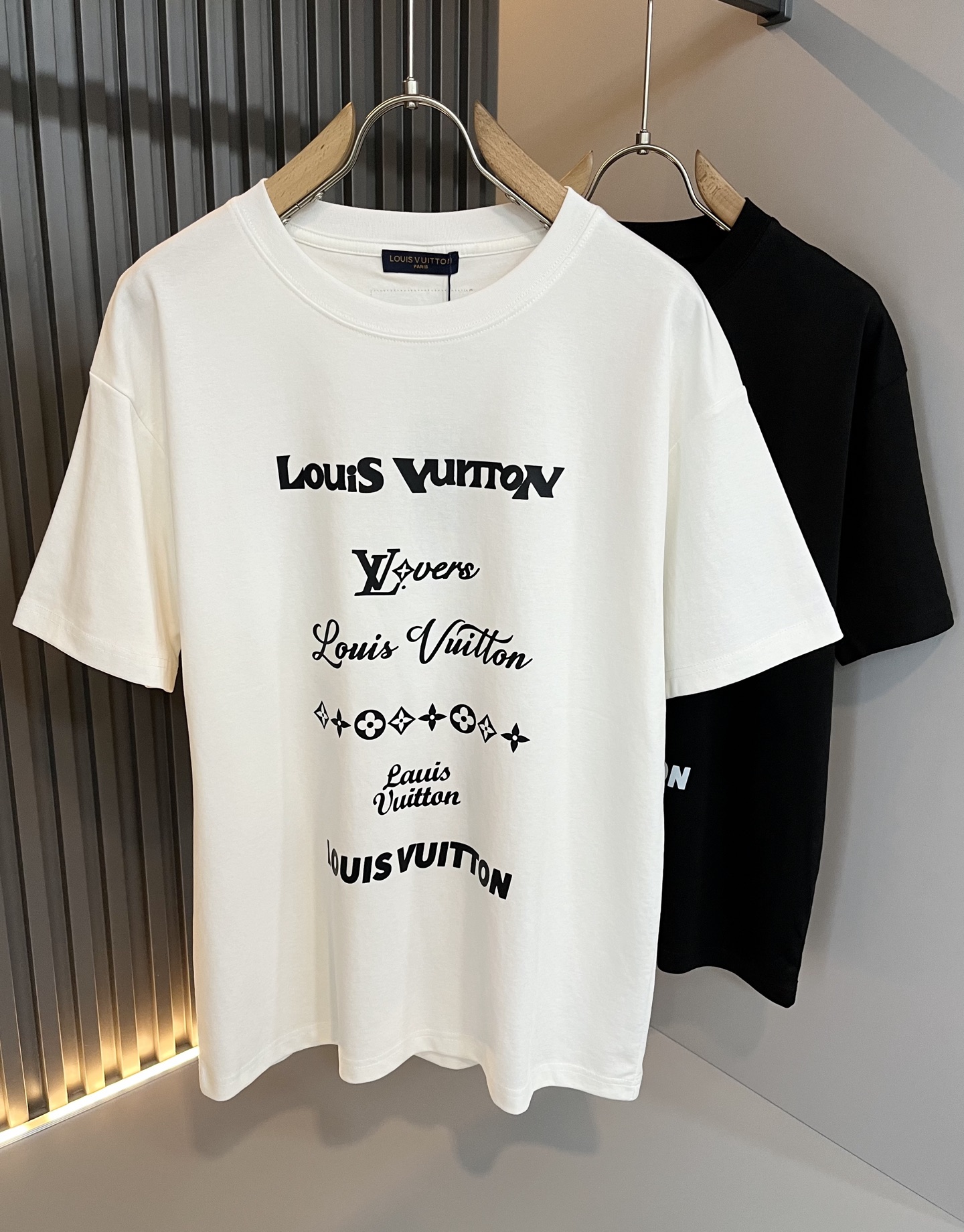NO:505706,LouisVuitt*Louis*Deng The new series of spring and summer 2025 products are launched, a very fashionable and avant-garde short-sleeved T-shirt for men and women, with logo logo pattern and printing decoration!  Different from the past, it declares the design concept that has been passed down for many years in the brand!  Its eye-catchingness is no less than any classic style, perfectly presenting the fashionable, high-end and luxurious feeling in front of the world!  Made of imported cotton materials, selected high-quality pure cotton fabrics, soft and soft to the touch, the real thing is definitely beyond your imagination, close to the body and breathable, even if you sweat profusely, you will not feel greasy or stuffy, and will bring sweating and moisture absorption to the extreme!  Size M-3XL, louis vuitton,louis vuitton,t-shirt,tees,t-shirt,alexander wang19860909LouisVuitt*路易*登 2025春夏全新系列单品上线,非常时髦前卫的一款男女同款短袖T恤,标识logo图案印花修饰！区别于以往的不同,宣示品牌传承多年的设计理念！其吸睛度完全不亚于任何经典款式,将时髦高级感与奢华感完美呈现在世人眼前！客供进口全棉材质制成,精选优质纯棉面料,触感软糯亲肤细腻,实物到手绝对超乎你的想象,贴身无比舒适透气,即便是汗流浃背也不会有腻身及闷热感可言,将排汗吸湿性发挥到了极致！尺码M-3XL,,louis vuitton,louis vuitton,T-shirt,tees，t-shirt,alexander wang,Men's clothing