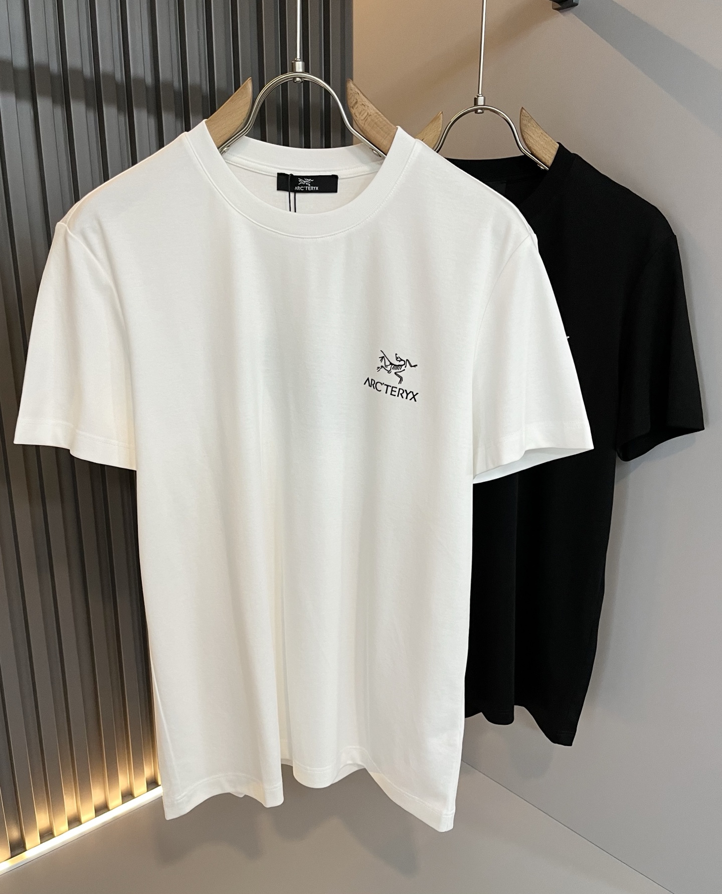 NO:512685,ARCTER*X Original Archaeological Bird 2025 spring and summer new short-sleeved T-shirt outdoor brands for men and women, perhaps the first thing that comes to mind is Canadian goose and Archaeological Bird. It gives people a feeling of trying out the label!  In addition to being quite accomplished in style design, the most obvious or most expert should be to have deeper and unique insights and attainments in fabrics. Through continuous structural research and problem-solving, and characterized by unique research on fabrics, these alone are enough to support it to become the first new logo brand image in the clothing manufacturing industry. This model uses air cotton material!  The fabric after the seiko blending feels smooth and soft, and it has both natural beauty and comfort. The large body style is cut cleanly and cleanly, and the fabric shows a different hazy structural beauty. It is made of exclusive mold customization. The fabric and its technology test the workers, can be smooth and smooth without wrinkles!  Logo logo pattern glue pressing process design!  It really tests the handmade work of every master!  It makes the whole clean and neat, without leaving any thread. Now men who pursue life are more refined in life!  Size M-3XL, arc'teryx, T-shirt,tees, t-shirt,alexander wang19860909ARCTER*X始*祖鸟 2025春夏新款男女同款短袖T恤户外品牌可能大家第一想到的就是加拿大鹅、始祖鸟.给人一种标签试的感觉！除了在款式设计上颇有造诣之外,最明显或者说最为拿手的,应该就是在面料上的拥有更深独特见解跟造诣了.通过不断地结构研究和问题处理,在以面料独特研究为特征,仅凭这些就已经足以支撑其成为服装制造行业中,首屈可数的新标志品牌形象.此款采用的空气棉材质！通过精工混纺之后的面料,手感细滑柔软,同时兼具自然美感跟舒适度.大身上版型裁剪简洁干净,面料上显现出了不一样朦胧的结构性美感来.独家开模定制而成,面料及其考验工人的技术,能做到平整服帖又不起皱！标志logo图案压胶工艺设计！真的是很考验每位师傅的手工制作！使得整体干净利索,不留一丝线头.现在对于生活有所追求的男性也在生活中更为精致！尺码M-3XL,arc'teryx,T-shirt,tees，t-shirt,alexander wang,Men's clothing