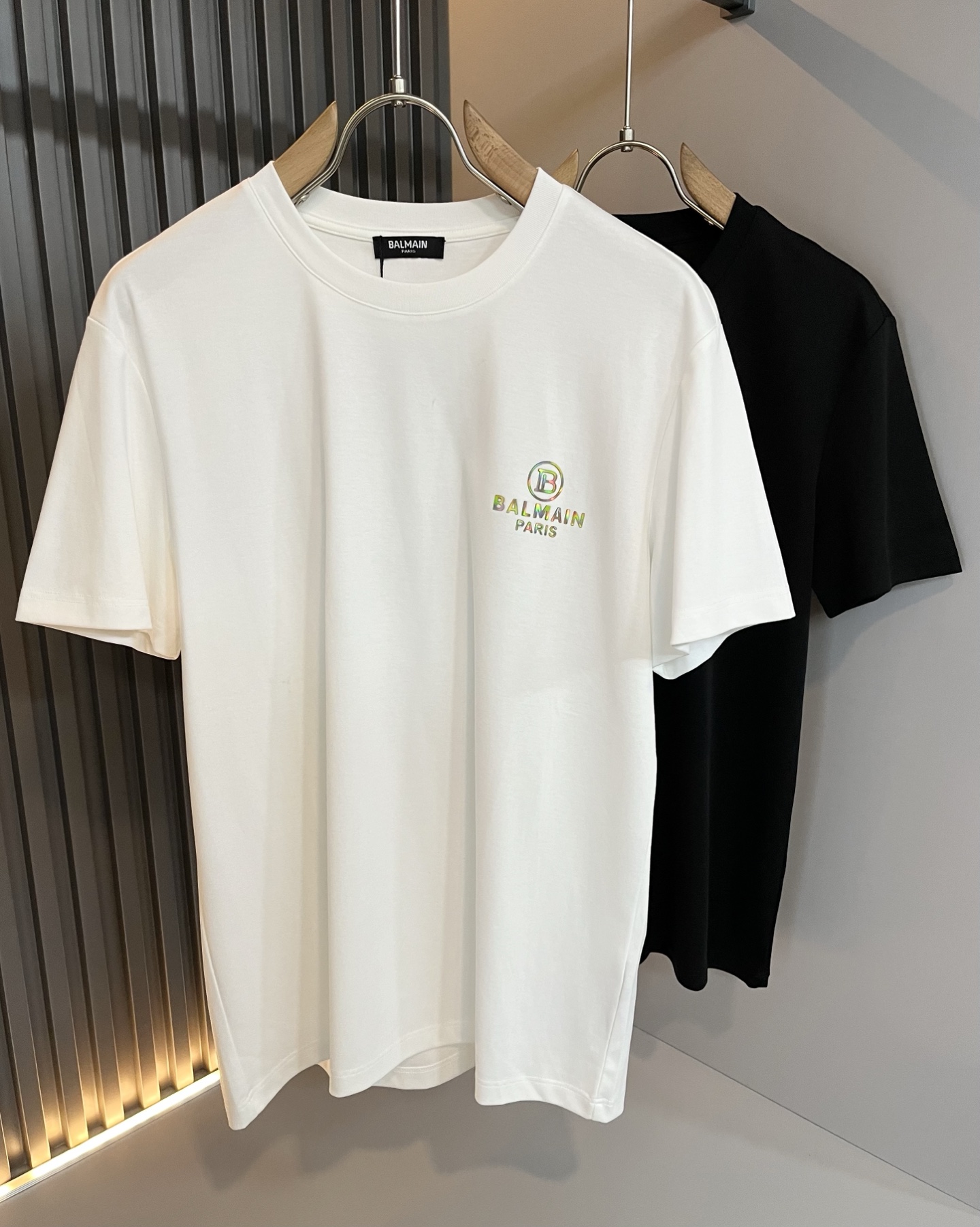 NO:511349,BALM*IN Balmain 2025 spring and summer new short-sleeved T-shirt. A 'mile mark' in men's mind, the 'leading' of the motorcycle kingdom, the top fashion brand that spreads all over the world. It is very alternative, and in the fashion ranking, I always feel that it is invincible in the world. Balmain! Balm*in flocking round neck short-sleeved T-shirt is one of the classic and excellent items, the chest logo printed glue design!  The elements are still so simple, atmospheric and luxurious. No matter how you match it with any type of pants, it is the least outdated choice! The French Dormeuil worsted cotton fabric is used, which maximizes the outline of the cutting design. The comfortable feel and the design are simple and clear. The flocking color is soft and bright, and the feel is smooth and detailed. The simple material achieves a charming effect!  Size M-3XL, balmain, balmain, T-shirt, alexander wang19860909BALM*IN 巴尔曼 2025春夏新款短袖Ｔ恤.男人心目中的“里程碑”机车王国的“佼佼者”遍布世界的顶级时装品牌.它很另类,在时装的排名中我总觉得它天下无敌的感觉 巴尔曼!Balm*in 植绒圆领短袖Ｔ恤 经典绝佳的单品之一,胸前logo印花压胶设计！元素依旧那么简单大气奢华.无论搭配任何类型裤装它都是最不落伍的选择!选用了法国Dormeuil精纺棉面料, 让其裁剪设计的轮廓感得到了最大的体现.舒适的手感和亲设计简单明了 植绒色泽柔和光亮,手感平滑细致.让简单的材质达到魅力四射的效果！尺码M-3XL,,balmain,balmain,T-shirt,alexander wang,Men's clothing