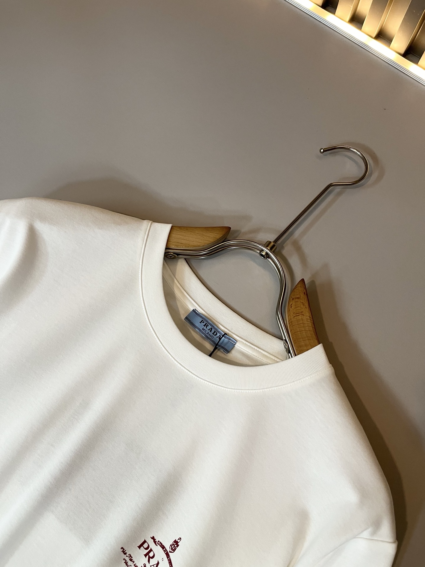   PRAD*A普*达2025春夏新款男女同款👫短袖T恤，最新款全网独家首上！！~既经典有时尚百搭，谁不