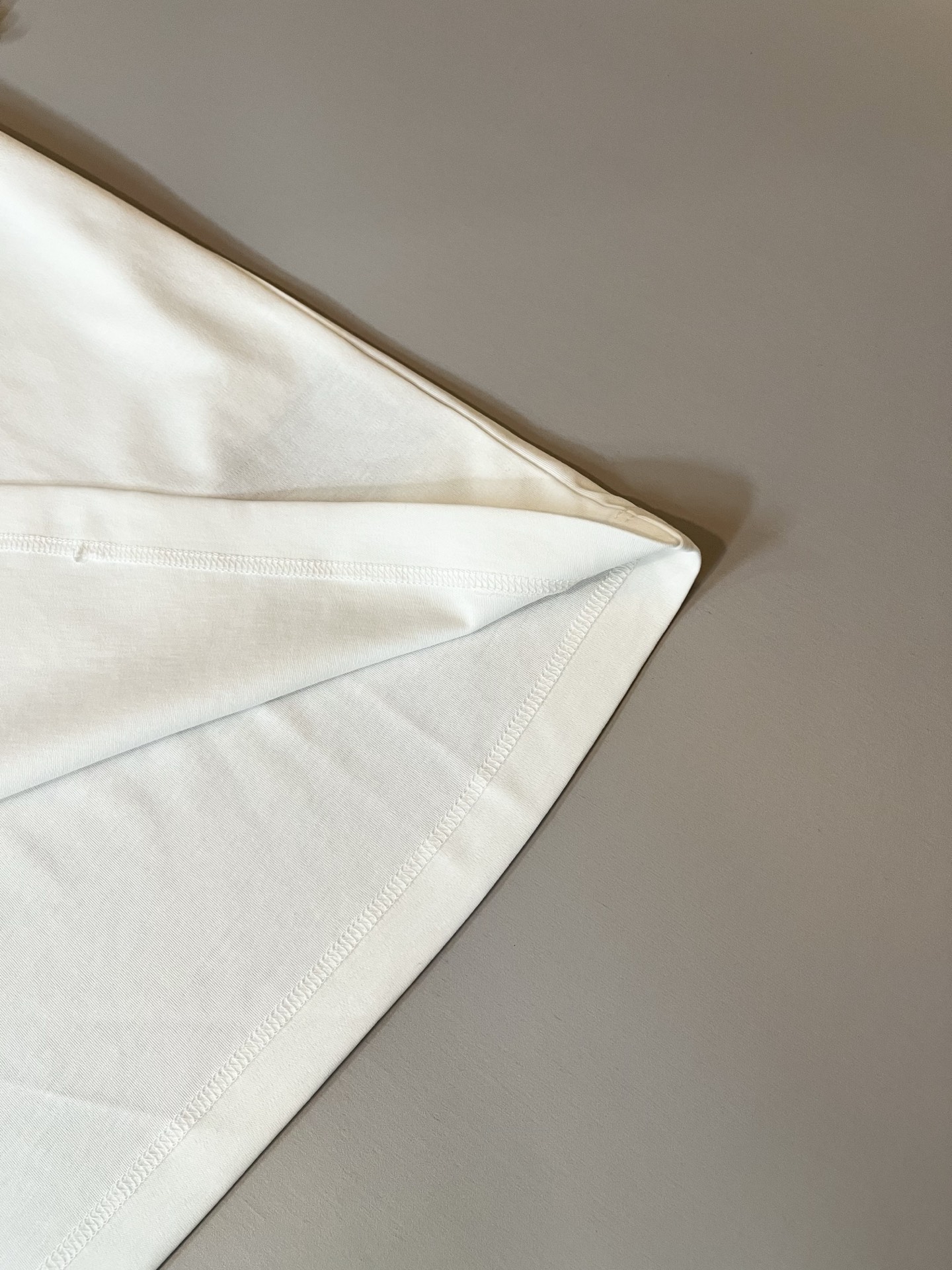   PRAD*A普*达2025春夏新款男女同款👫短袖T恤，最新款全网独家首上！！~既经典有时尚百搭，谁不