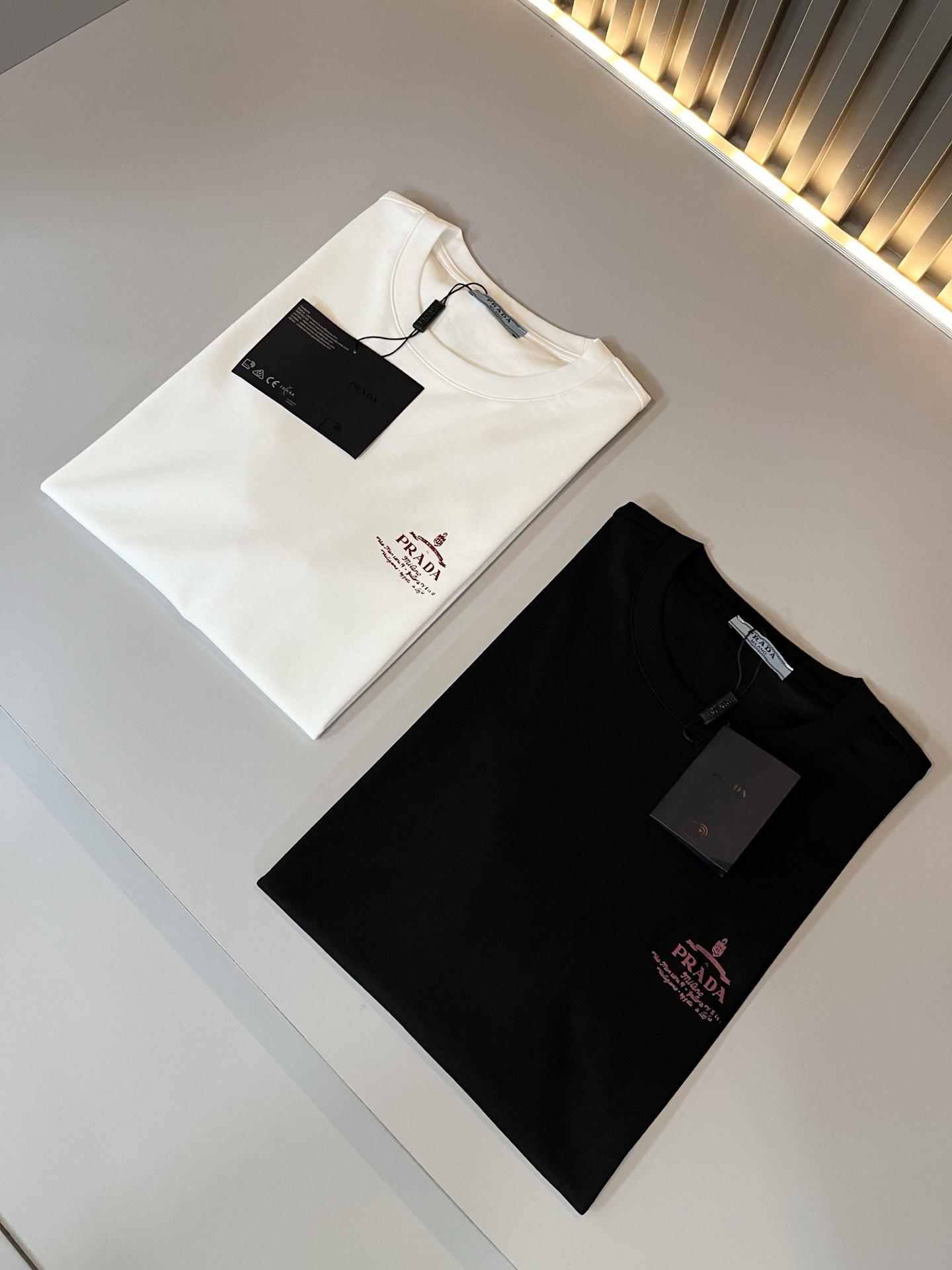   PRAD*A普*达2025春夏新款男女同款👫短袖T恤，最新款全网独家首上！！~既经典有时尚百搭，谁不