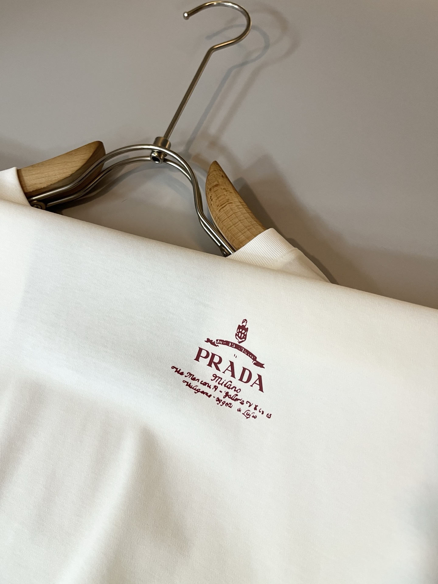   PRAD*A普*达2025春夏新款男女同款👫短袖T恤，最新款全网独家首上！！~既经典有时尚百搭，谁不