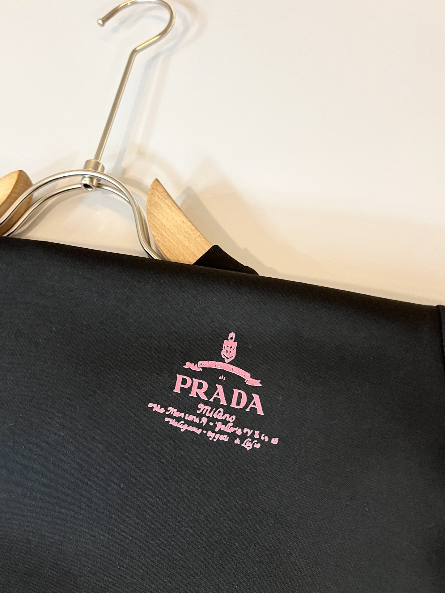   PRAD*A普*达2025春夏新款男女同款👫短袖T恤，最新款全网独家首上！！~既经典有时尚百搭，谁不