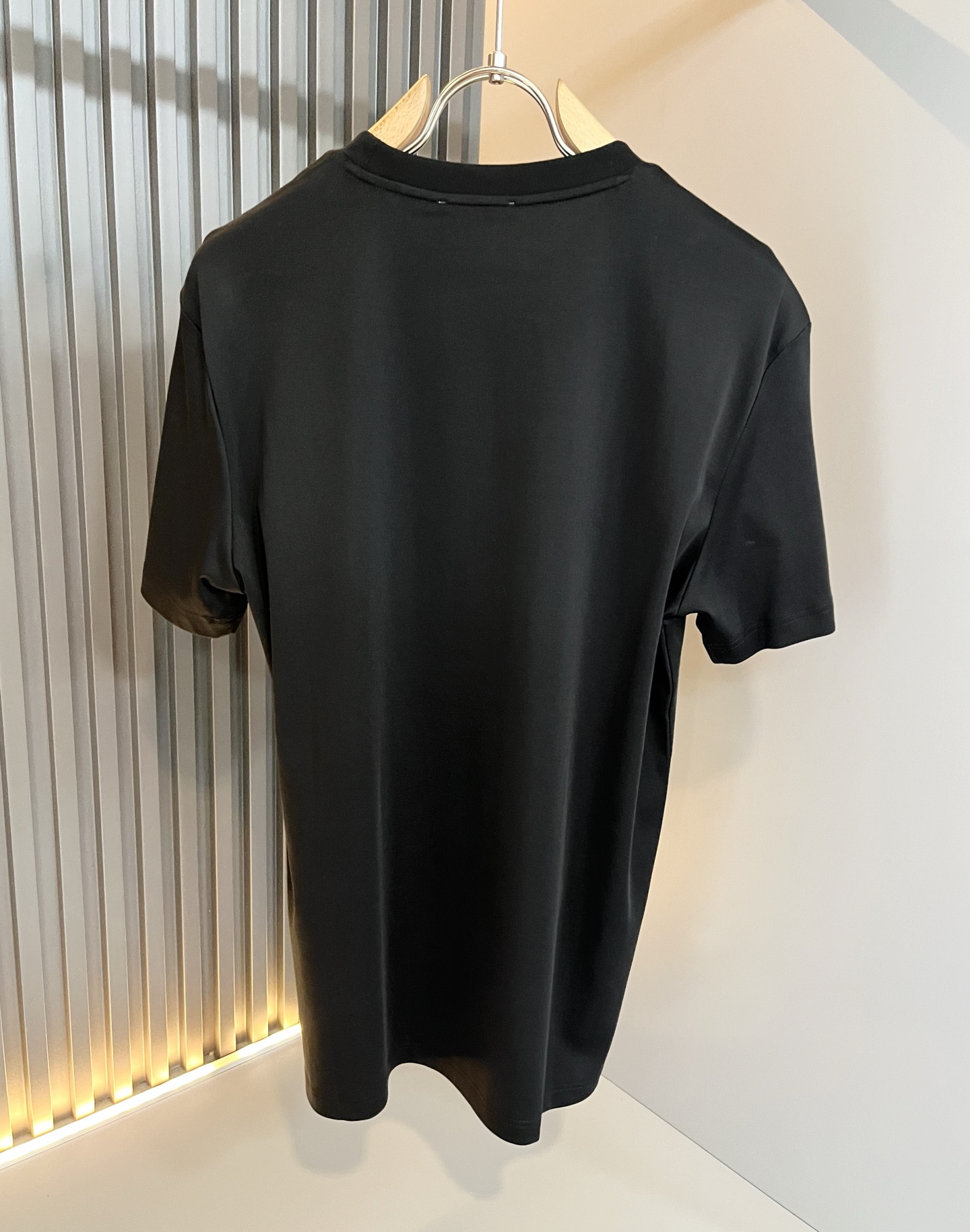   PRAD*A普*达2025春夏新款男女同款👫短袖T恤，最新款全网独家首上！！~既经典有时尚百搭，谁不