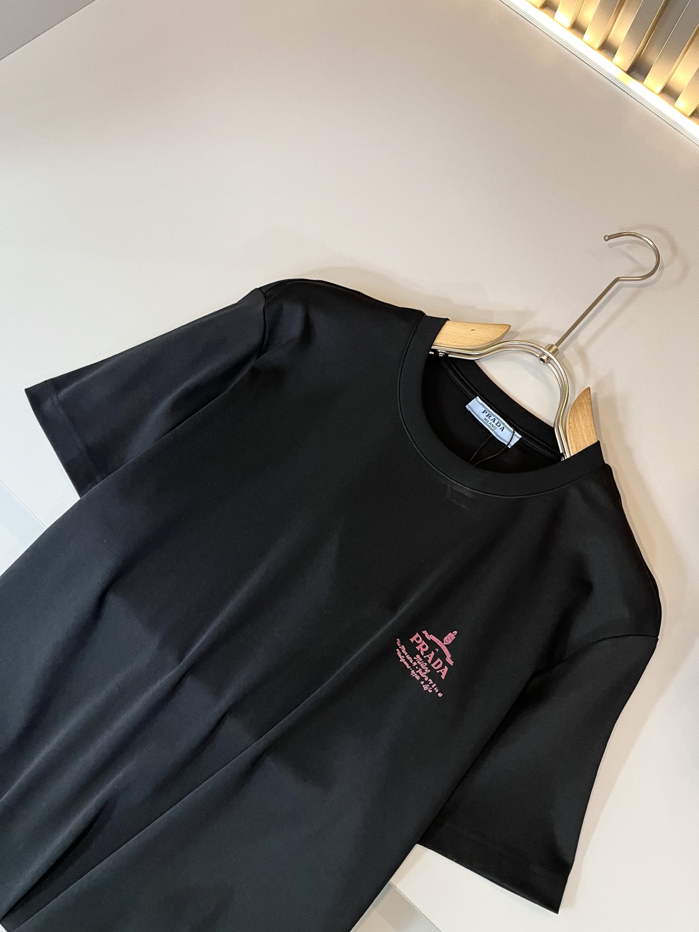   PRAD*A普*达2025春夏新款男女同款👫短袖T恤，最新款全网独家首上！！~既经典有时尚百搭，谁不