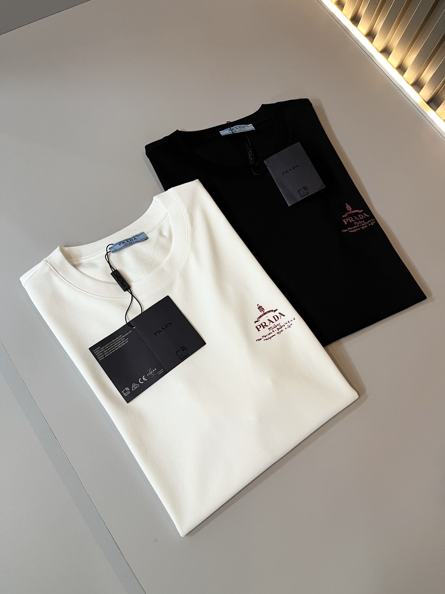   PRAD*A普*达2025春夏新款男女同款👫短袖T恤，最新款全网独家首上！！~既经典有时尚百搭，谁不