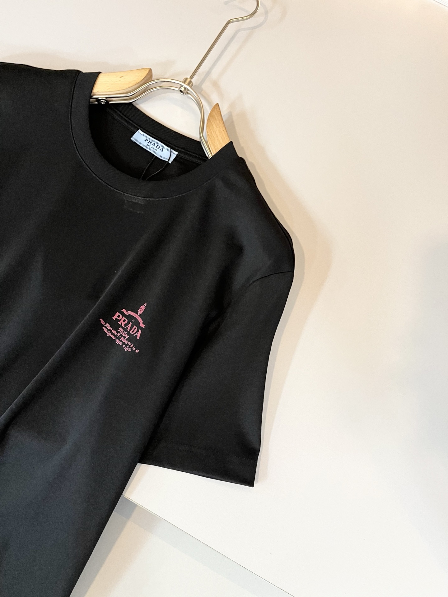   PRAD*A普*达2025春夏新款男女同款👫短袖T恤，最新款全网独家首上！！~既经典有时尚百搭，谁不
