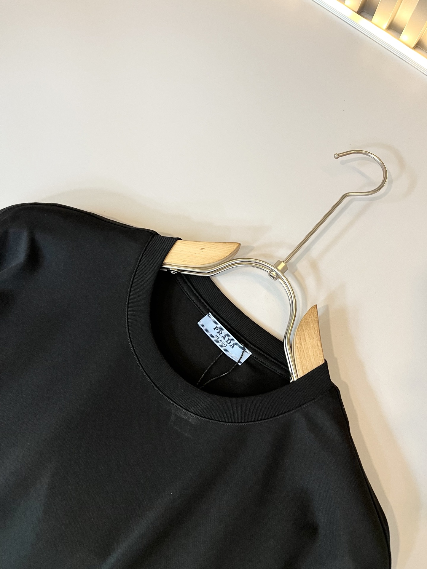   PRAD*A普*达2025春夏新款男女同款👫短袖T恤，最新款全网独家首上！！~既经典有时尚百搭，谁不