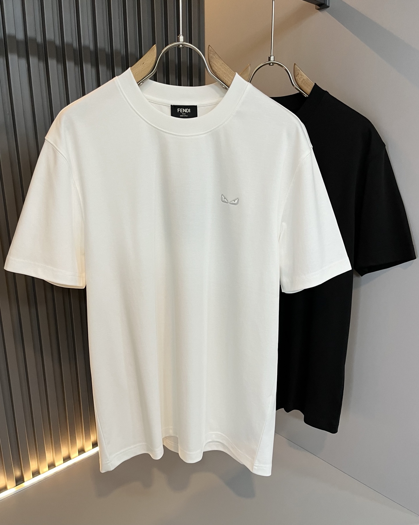 NO:514080,FEN*I FEN*Di's new spring and summer 2025 FD family FF men and women short-sleeved T-shirt, versatile and minimalist short-sleeved shirts for men and women. Original Italian orders, popular FD family items, simple and pure colors. The FD family's enduring iconic products, high-quality products with full representation and full specifications, and high-quality products that all FD fans are worth buying!  Pure Yidian channel orders, high-end and popular products from the FD family, very popular items at the moment, and iconic letter logo pattern glue-on modification!  High-end goods worth keeping and giving away to others!  It is trendy and beautiful, with a full sense of trendy atmosphere, and has a very high level and specifications. It uses a very classic black and white color combination, giving people a strong visual impact and has a very high recognition. It is top-quality exclusive pure cotton fabric, created with a soft, delicate and comfortable touch, and has a very high-end and classy appearance!  Perfectly interprets the charm of the brand and leaves a deep impression. It is more fashionable and charming. It has simple, elegant and fashionable upper body, and is even more stressful for outfits!  The inner wear alone is very delicious and beautiful scenery that cannot be ignored!  Size S-2XL, fendi,dior,T-shirt,tees,t-shirt,alexander wang19860909FEN*I 芬*迪2025春夏新款FD家族FF男女同款短袖T恤,男女同款百搭极简短袖.意大利原厂订单,FD家族人气单品,简约纯色系打造.FD家族经久不衰的标志性臻品,代表性十足,规格感十足的精品,所有FD粉丝都值得抢购的精品！纯正意代渠道订单,FD家族的高奢人气爆款产物,当下十分火爆的单品,标志性字母logo图案压胶修饰！值得自留和送人的高端货！新潮又好看,潮流气息感十足,档次规格感极高,并且采用十分经典的的黑白双色搭配,给人的视觉冲击感相当强烈,有着极高的辨识度,顶级专属纯棉面料,打造,触感柔软细腻舒适,品相相当高级有档次！完美诠释品牌魅力,给人留下深刻印象.更具时尚与韵味,上身简约大方时尚,对于穿搭更是毫无压力！单穿内搭都极有味道,不可忽视的靓丽风景线！ 尺码S-2XL,,fendi,dior,T-shirt,tees，t-shirt,alexander wang,Men's clothing