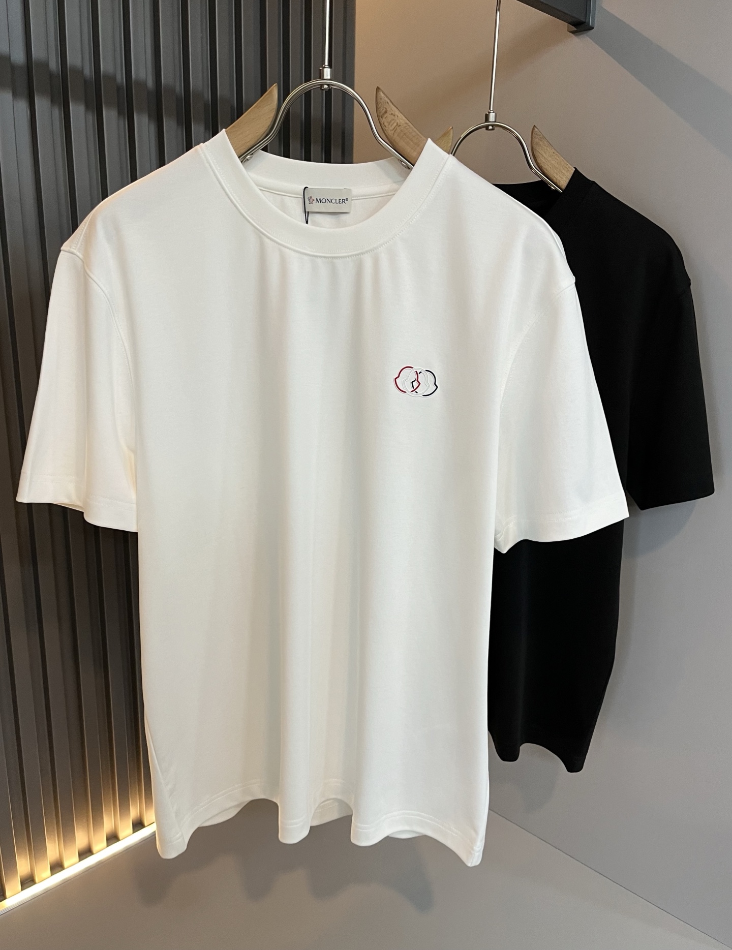 NO:515156,Moncler Mengjia 2025 Spring and Summer Latest Men and Women's Same Trade Order Short-sleeved T-shirt, Full Quality!  !  Internet celebrity style!  Use logo pattern to press glue design!  The upper body is comfortable and breathable, not stiff, and the overall three-dimensional feeling is rich. Quality export orders, customized exclusive pure cotton fabric tailoring to meet the simple needs of commuters for dressing. The upper body is very effective, slim and not picky about the figure. The fabric workmanship... Improper, only good craftsmanship can make you feel good and tasteful. A must-have item for everyone!  Size S-2XL, T-shirt,tees,t-shirt,alexander wang19860909Moncler蒙家 2025春夏最新男女同款贸易订单短袖T恤,全品相！！网红款！采用logo图案压胶设计！上身舒适透气,不僵硬,整体有着丰富的立体感,品质出口订单,定制专属纯棉面料剪裁,满足通勤人们对于着装的简约需求,上身效果很好,显瘦,不挑剔身材.面料做工....无可挑剔,好工艺好面料才能穿出好品味一款,人手必备单品！尺码S-2XL,,T-shirt,tees，t-shirt,alexander wang,Men's clothing