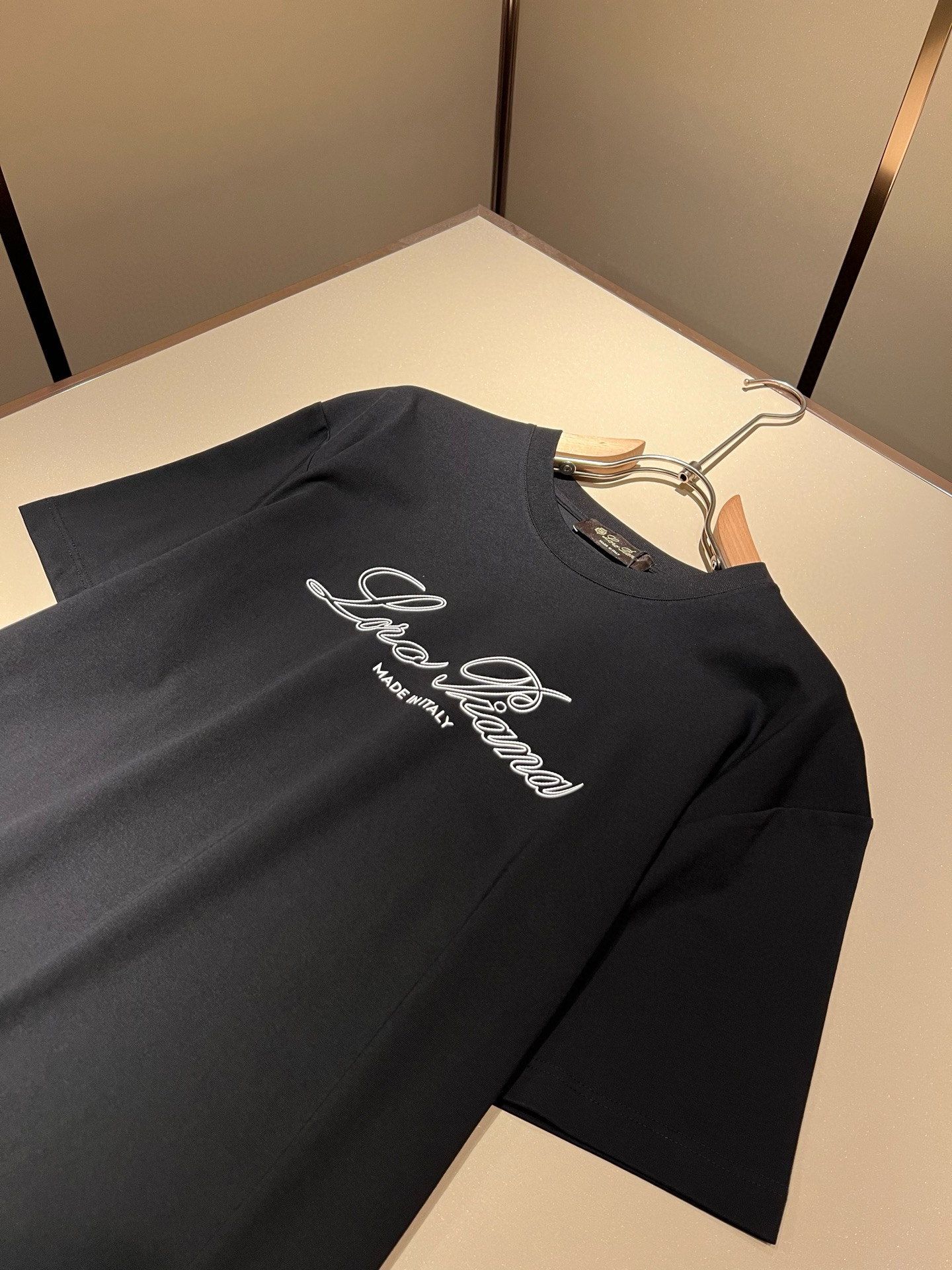  Loro Piana诺悠翩雅 2025春夏男士最新的贸易订单短袖T恤，全品相！！网红款！采用logo图