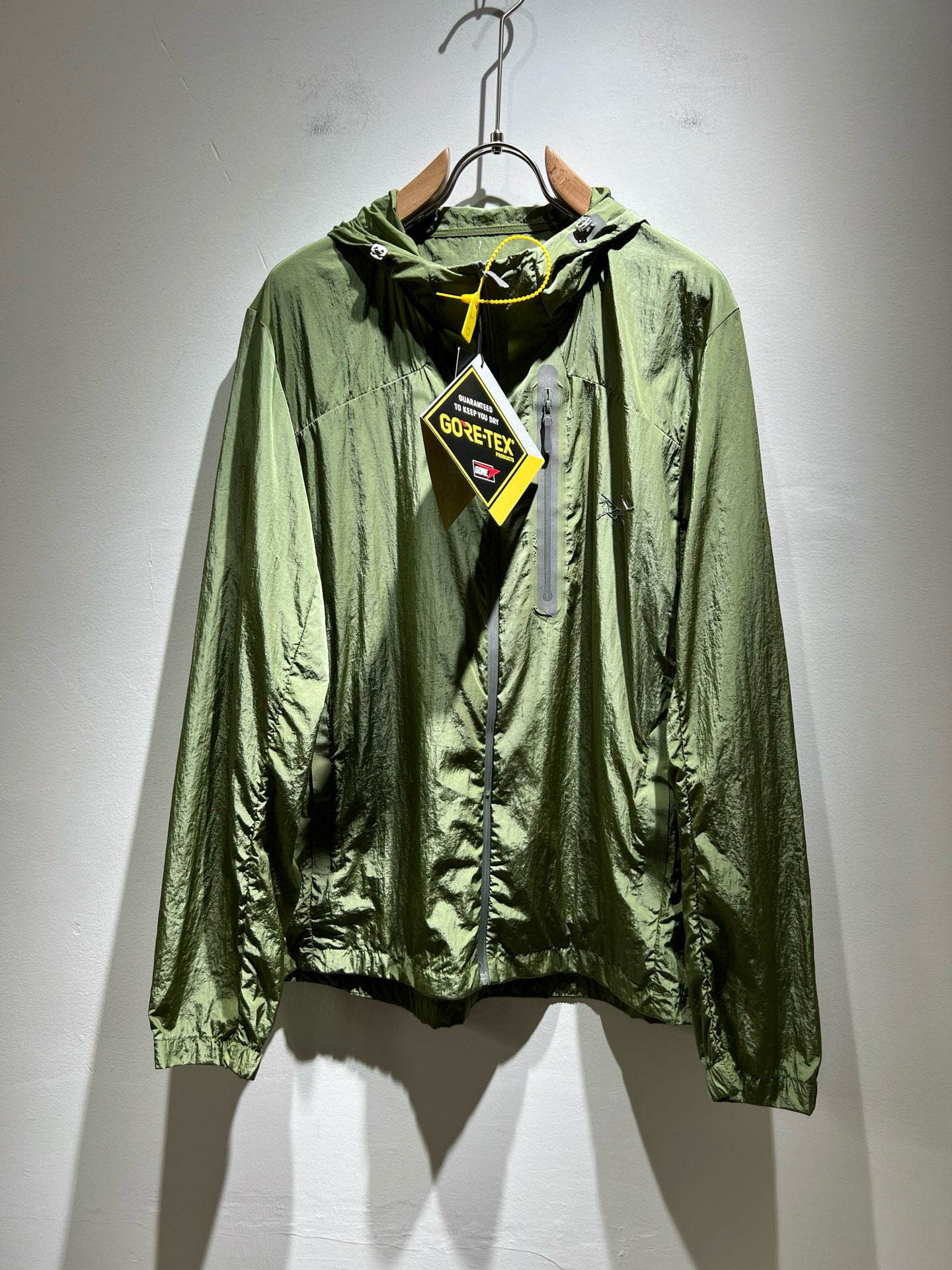 NO:505725,ARCTER*X Original Archaeological Bird 2025 spring and summer new sunscreen jacket for men and women, outdoor brands may first think of Canadian goose and Archaeological Bird. It gives people a feeling of trying out the label!  In addition to being quite accomplished in style design, the most obvious or most expert should be to have deeper and unique insights and attainments in fabrics. Through continuous structural research and problem-solving, and characterized by unique research on fabrics, these alone are enough to support it to become the first new logo brand image in the clothing manufacturing industry. This model is made of quick-drying fabric!  Through precision, the hand feels smooth and soft, and both has natural beauty and comfort. The large body style is cut cleanly and cleanly, and the fabric shows a different hazy structural beauty. It is made of exclusive mold customization. The fabric and its technology test the workers, can be smooth and smooth without wrinkles!  Chest logo pattern glue-press design!  It really tests the handmade work of every master!  It makes the overall clean and neat, without leaving any thread. Now the neutrality that pursues life is more refined in life!  Size M-3XL, arc'teryx,jackets & coats,jackets & coats,alexander wang19860909ARCTER*X始*祖鸟 2025春夏新款男女同款防晒衣夹克外套,户外品牌可能大家第一想到的就是加拿大鹅、始祖鸟.给人一种标签试的感觉！除了在款式设计上颇有造诣之外,最明显或者说最为拿手的,应该就是在面料上的拥有更深独特见解跟造诣了.通过不断地结构研究和问题处理,在以面料独特研究为特征,仅凭这些就已经足以支撑其成为服装制造行业中,首屈可数的新标志品牌形象.此款采用速干面料材质！通过精工手感细滑柔软,同时兼具自然美感跟舒适度.大身上版型裁剪简洁干净,面料上显现出了不一样朦胧的结构性美感来.独家开模定制而成,面料及其考验工人的技术,能做到平整服帖又不起皱！胸前logo图案压胶设计！真的是很考验每位师傅的手工制作！使得整体干净利索,不留一丝线头.现在对于生活有所追求的中性也在生活中更为精致！尺码M-3XL,arc'teryx,jackets & coats,jackets & coats,alexander wang,Men's clothing