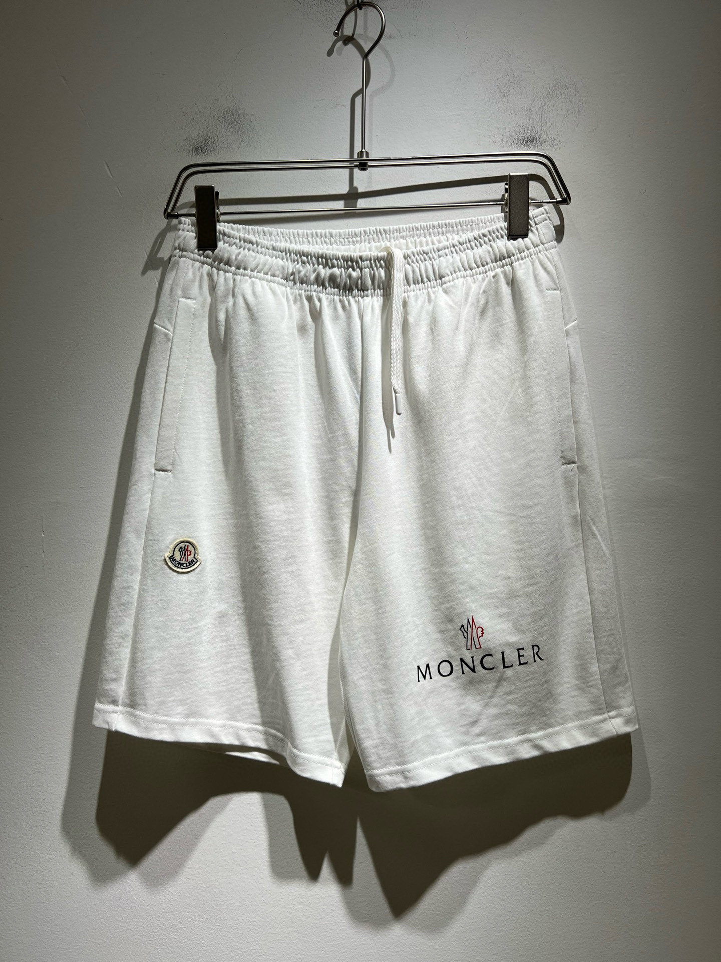 NO:505723,Moncler Mengjia 2025 Spring and Summer Men and Women Couple Style Latest Trade Order Casual Shorts!  Full quality!  !  Internet celebrity style!  The craftsmanship adopts logo printing design!  The upper body is comfortable and breathable, not stiff, and the overall three-dimensional feeling is rich. Quality export orders, customized exclusive pure cotton fabric tailoring to meet the simple needs of commuters for dressing. The upper body is very effective, it looks slim and does not picky about the figure. The fabric workmanship... Improper, customized original hardware auxiliary material design!  Only with good craftsmanship and good fabrics can you wear a good taste, a must-have item for everyone!  Size S-2XL, shorts, alexander wang19860909Moncler蒙家 2025春夏男女同款情侣款最新的贸易订单休闲短裤！全品相！！网红款！工艺采用logo印花设计！上身舒适透气,不僵硬,整体有着丰富的立体感,品质出口订单,定制专属纯棉面料剪裁,满足通勤人们对于着装的简约需求,上身效果很好,显瘦,不挑剔身材.面料做工....无可挑剔,定制原版五金辅料设计！好工艺好面料才能穿出好品味一款,人手必备单品！尺码S-2XL,,shorts,alexander wang,Men's clothing