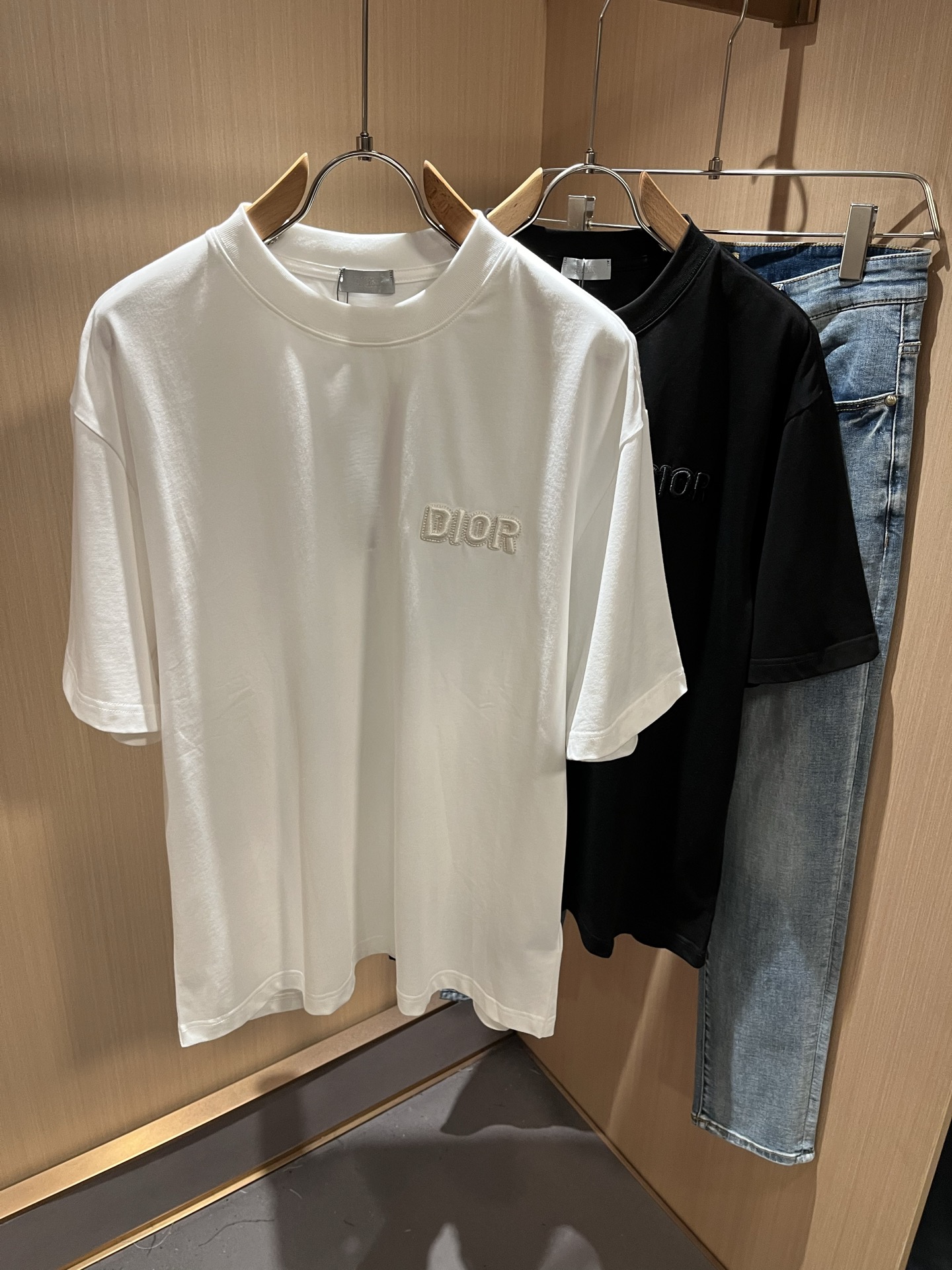 NO:511822,Dio*Dijia Spring and summer new short-sleeved T-shirts for men and women, and are available simultaneously for counters!  Customized exclusive 260g pure cotton fabric, customized original craft threads, chest logo pattern embroidery craft design!  Simple and generous, calm and versatile, extremely high-end, perfectly integrated with fashion and style, a top fashionable style that perfectly suits the outside wear!  The overall feeling is natural!  The ultimate classic versatile short-sleeved T-shirt is designed with the latest three-dimensional letter logo embroidery elements!  The ultimate perfection of heavy industry!  Fans who pursue high quality are please buy them by themselves, and all fans who know the goods are invited to appreciate this model together!  !  Color black white Size S-3XL,,dior,dior,T-shirt,tees,t-shirt,alexander wang19860909Dio*迪家 春夏新款男女同款短袖T恤,专柜同步发售！定制专属260克纯棉面料,定制原版工艺螺纹,胸前logo图案刺绣工艺设计！简约大方,从容百搭,档次极高,完美融入时尚还有风情感一款完美符合外穿的顶尖时髦气质款！整体给人浑然天成的感觉！极致经典的百搭型短袖T恤,采用最新的立体字母logo刺绣元素设计！极致的重工极致的完美！追求高品质的粉丝们请自行抢购,诚邀所有识货的粉丝一同鉴赏此款！！颜色黑色 白色 尺码S-3XL,,dior,dior,T-shirt,tees，t-shirt,alexander wang,Men's clothing