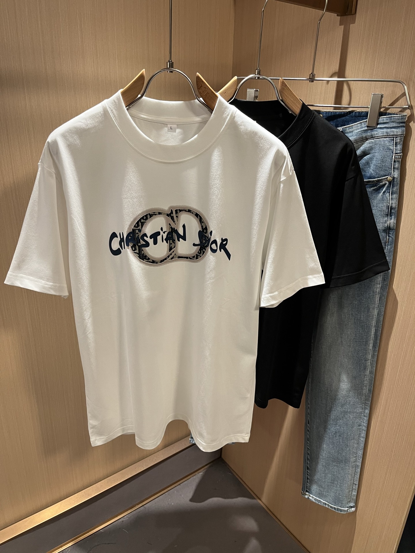 NO:511812,Dio*Dijia Spring and summer new short-sleeved T-shirts for men and women, and are available simultaneously for counters!  Customized exclusive 260g pure cotton fabric, customized original craft threads, chest logo pattern glue pressing technology design!  Simple and generous, calm and versatile, extremely high-end, perfectly integrated with fashion and style, a top fashionable style that perfectly suits the outside wear!  The overall feeling is natural!  The ultimate classic versatile short-sleeved T-shirt is designed with the latest three-dimensional letter logo print elements!  The ultimate perfection of heavy industry!  Fans who pursue high quality are please buy them by themselves, and all fans who know the goods are invited to appreciate this model together!  !  Color black white Size M-4XL,,dior,dior,T-shirt,tees,t-shirt,alexander wang19860909Dio*迪家 春夏新款男女同款短袖T恤,专柜同步发售！定制专属260克纯棉面料,定制原版工艺螺纹,胸前logo图案压胶工艺设计！简约大方,从容百搭,档次极高,完美融入时尚还有风情感一款完美符合外穿的顶尖时髦气质款！整体给人浑然天成的感觉！极致经典的百搭型短袖T恤,采用最新的立体字母logo印花元素设计！极致的重工极致的完美！追求高品质的粉丝们请自行抢购,诚邀所有识货的粉丝一同鉴赏此款！！颜色黑色 白色 尺码M-4XL,,dior,dior,T-shirt,tees，t-shirt,alexander wang,Men's clothing