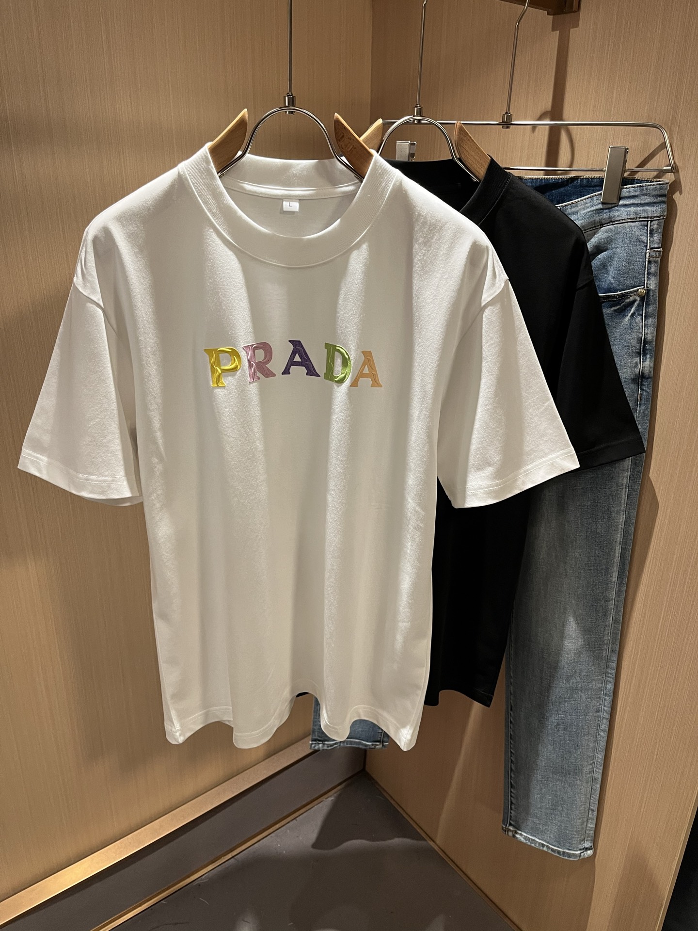 NO:511795,PRAD*A Pu*da spring and summer new short-sleeved T-shirt for men and women, the latest model is exclusively available on the entire network!  !  ~ It is classic and fashionable and versatile, who doesn’t like it? It will show the classic again. It is very pleasing to the eye and comes with a low luxury halo and recognition!  Pr*da's traditional brand concept and modern advanced technology are perfectly combined. Coupled with the extremely modern and simple design, P's exclusive logo pattern glue pressing design!  Customized 100% imported pure cotton fabric!  The texture of this model is quite touching, the specifications and grades are known with tentacles. The degree of delicateness and breathability are top-notch!  Size M-4XL, prada, T-shirt,tees, t-shirt,alexander wang19860909PRAD*A普*达春夏新款男女同款短袖T恤,最新款全网独家首上！！~既经典有时尚百搭,谁不爱啊,将经典再次展现,非常的耐看,自带低奢光环与辨识度！Pr*da传统的品牌理念和现代化的先进技术进行了完美结合.加上极其现代摩登风范的简约设计,p家专属logo图案压胶设计！定制百分百进口纯棉面料！此款的质感相当感人 触手便知规格档次 细腻程度与透气效果堪称顶级！尺码M-4XL,,prada,T-shirt,tees，t-shirt,alexander wang,Men's clothing