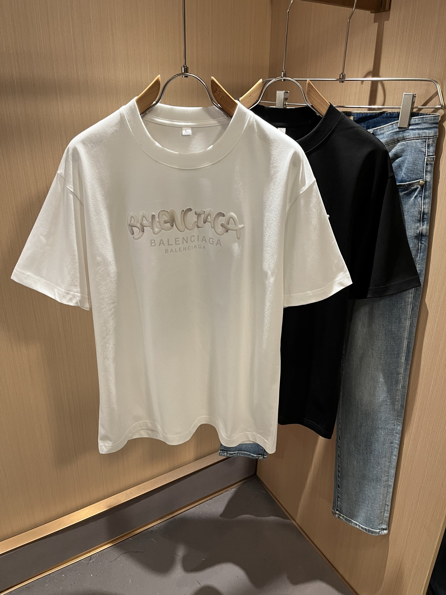 NO:511802,BALENCI*GA Paris* Home Spring and summer new short-sleeved T-shirt for men and women!  Fashionable casual short-sleeved T-shirt with catwalk pattern prints!  Design logo glue pressing design!  The most designed and selected customer-supplied 260g pure cotton fabric, which feels soft and skin-friendly, is comfortable and breathable, and you can’t picky about the real thing!  Loose, small, shoulder-dead round neck cut, genderless couple mixed styles, opening up a new fashion charm!  Differentiate the market version of the high-end custom series!  Size M-4XL, balenciaga, T-shirt,tees, t-shirt,alexander wang19860909BALENCI*GA巴黎*家 春夏新款男女同款短袖T恤！走秀图案印花时尚休闲短袖T恤衫！设计logo压胶设计！极具设计精选客供260g纯棉面料,手感柔软亲肤,着身舒适透气性都无法挑剔,实物绝对会让你爱不释手！宽松小落肩的圆领版型裁剪,无性别主义的情侣混穿款式,打开全新的时装新韵味！区别市场版本高定系列！尺码M-4XL,,balenciaga,T-shirt,tees，t-shirt,alexander wang,Men's clothing