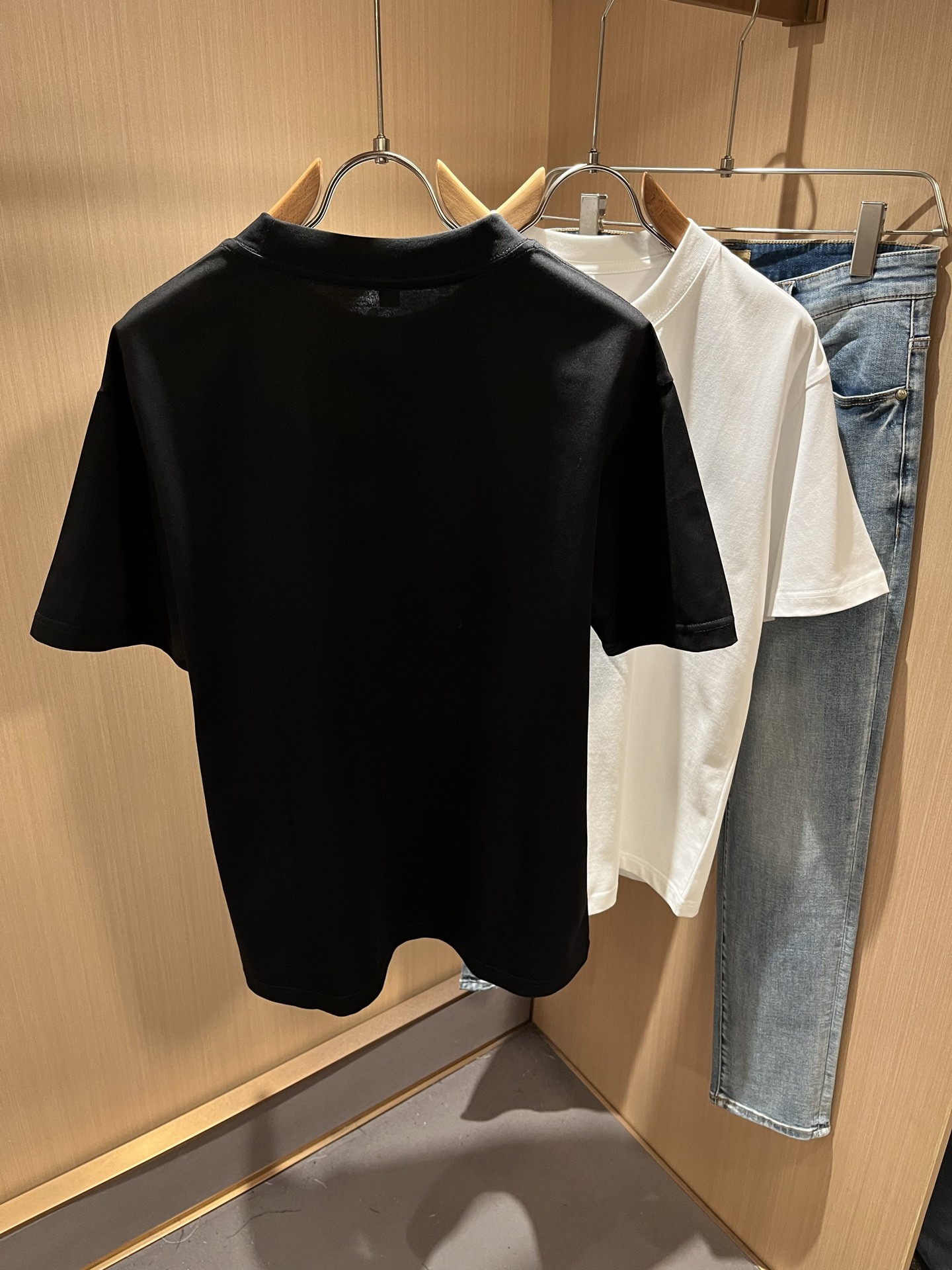   Giv*chy/纪*希2025春夏新款男女同款👫短袖T恤，主创时尚注入了全新时尚能量。通过探索各种题