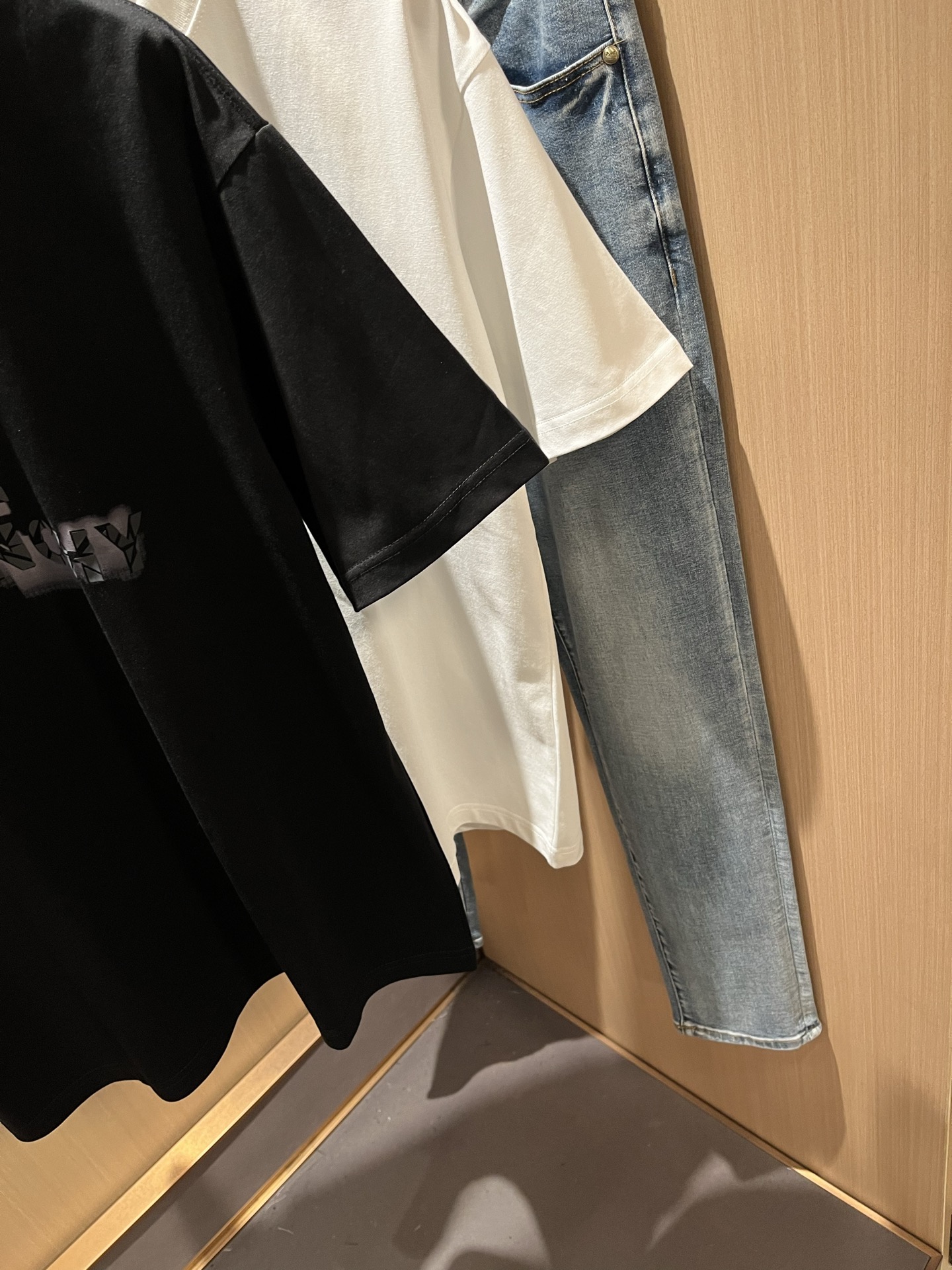   Giv*chy/纪*希2025春夏新款男女同款👫短袖T恤，主创时尚注入了全新时尚能量。通过探索各种题