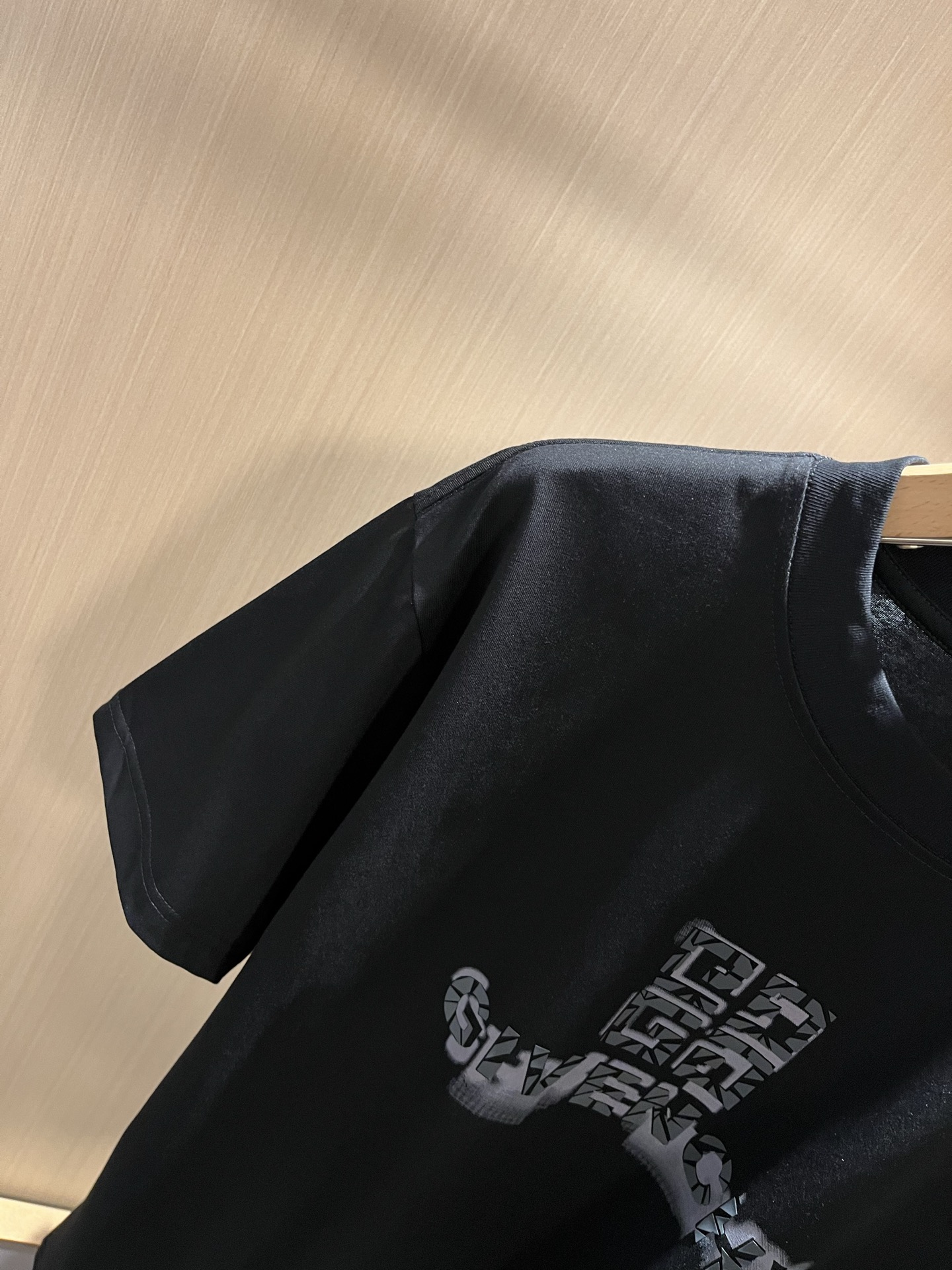   Giv*chy/纪*希2025春夏新款男女同款👫短袖T恤，主创时尚注入了全新时尚能量。通过探索各种题