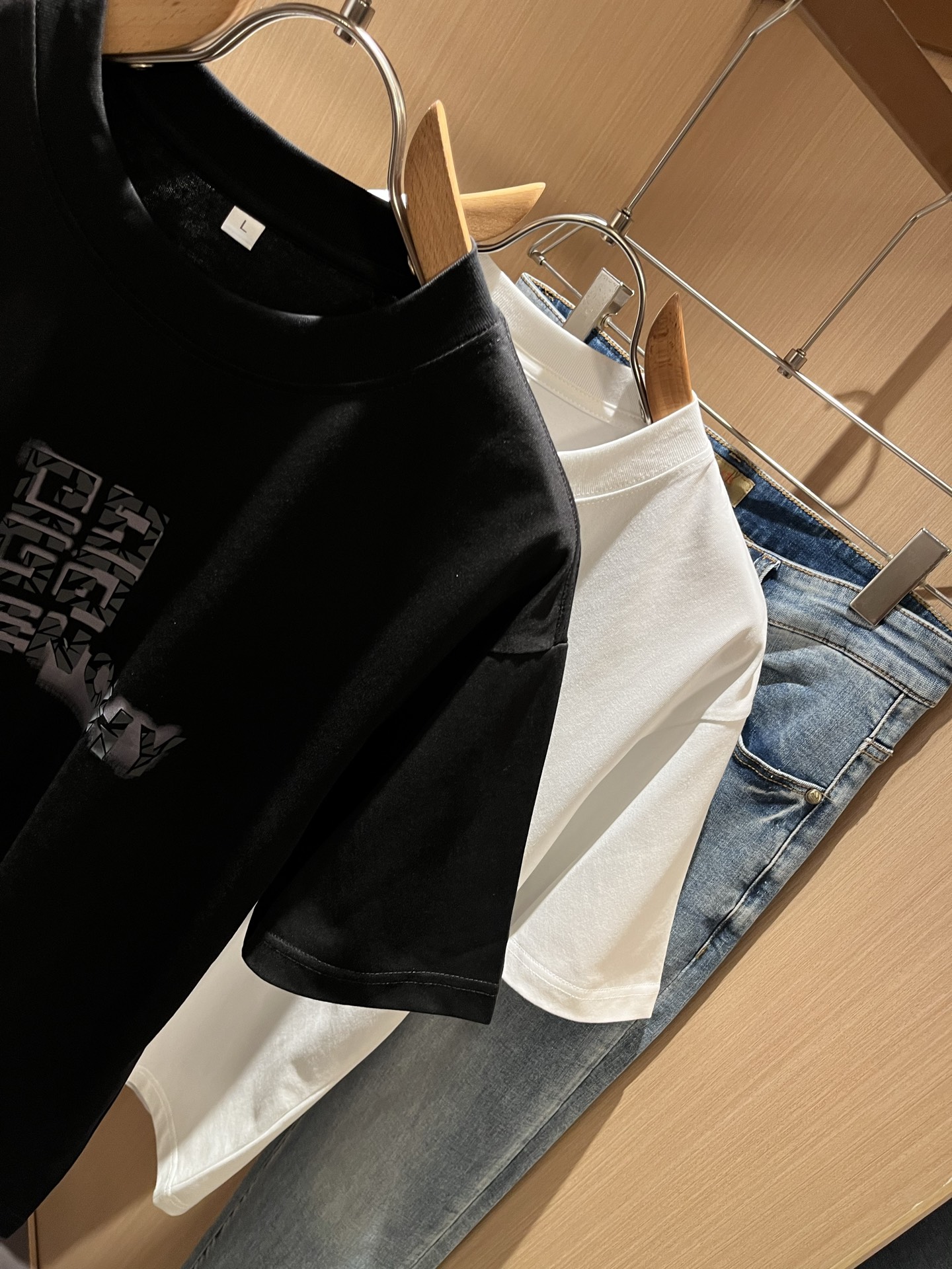   Giv*chy/纪*希2025春夏新款男女同款👫短袖T恤，主创时尚注入了全新时尚能量。通过探索各种题