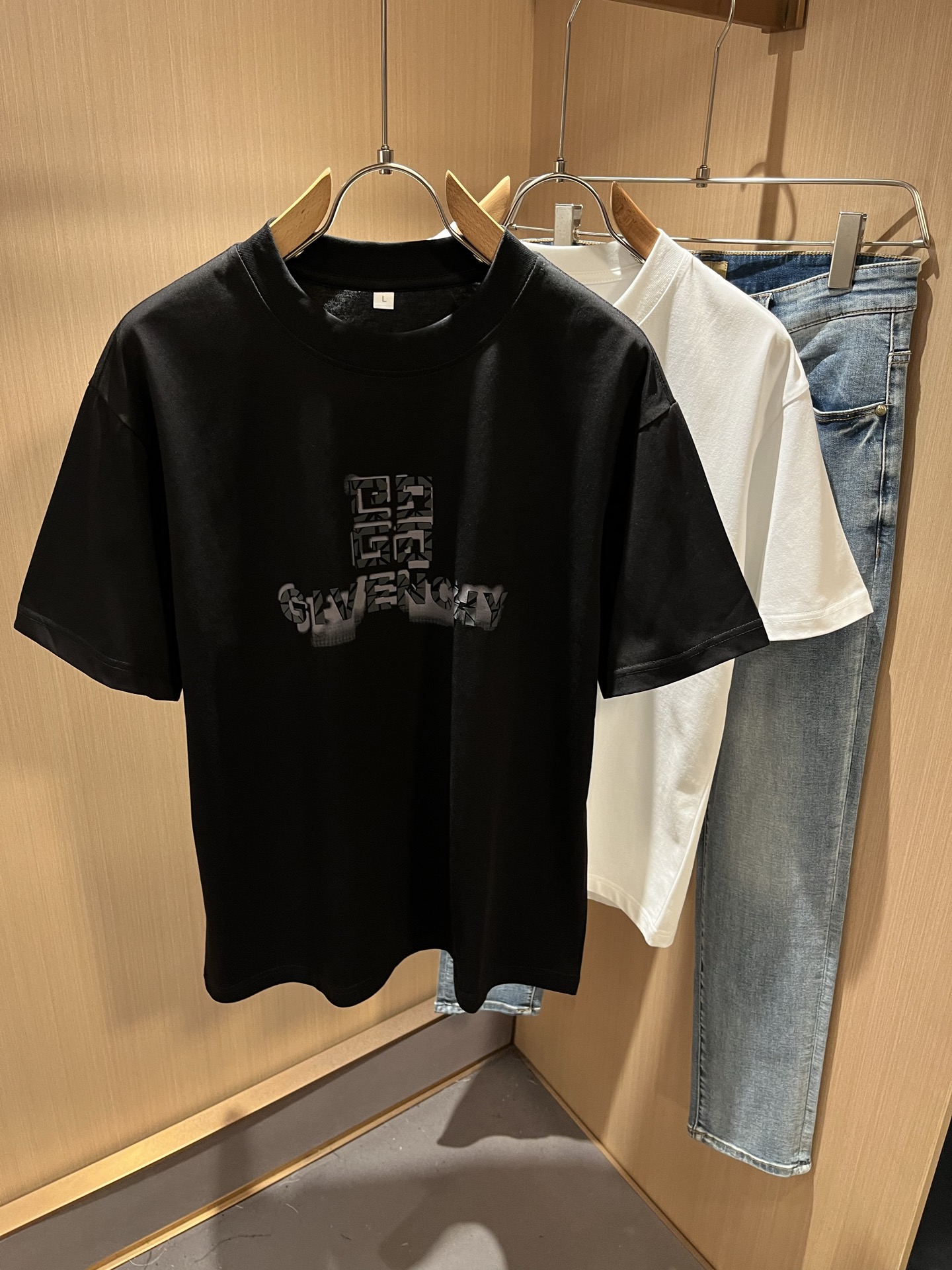   Giv*chy/纪*希2025春夏新款男女同款👫短袖T恤，主创时尚注入了全新时尚能量。通过探索各种题