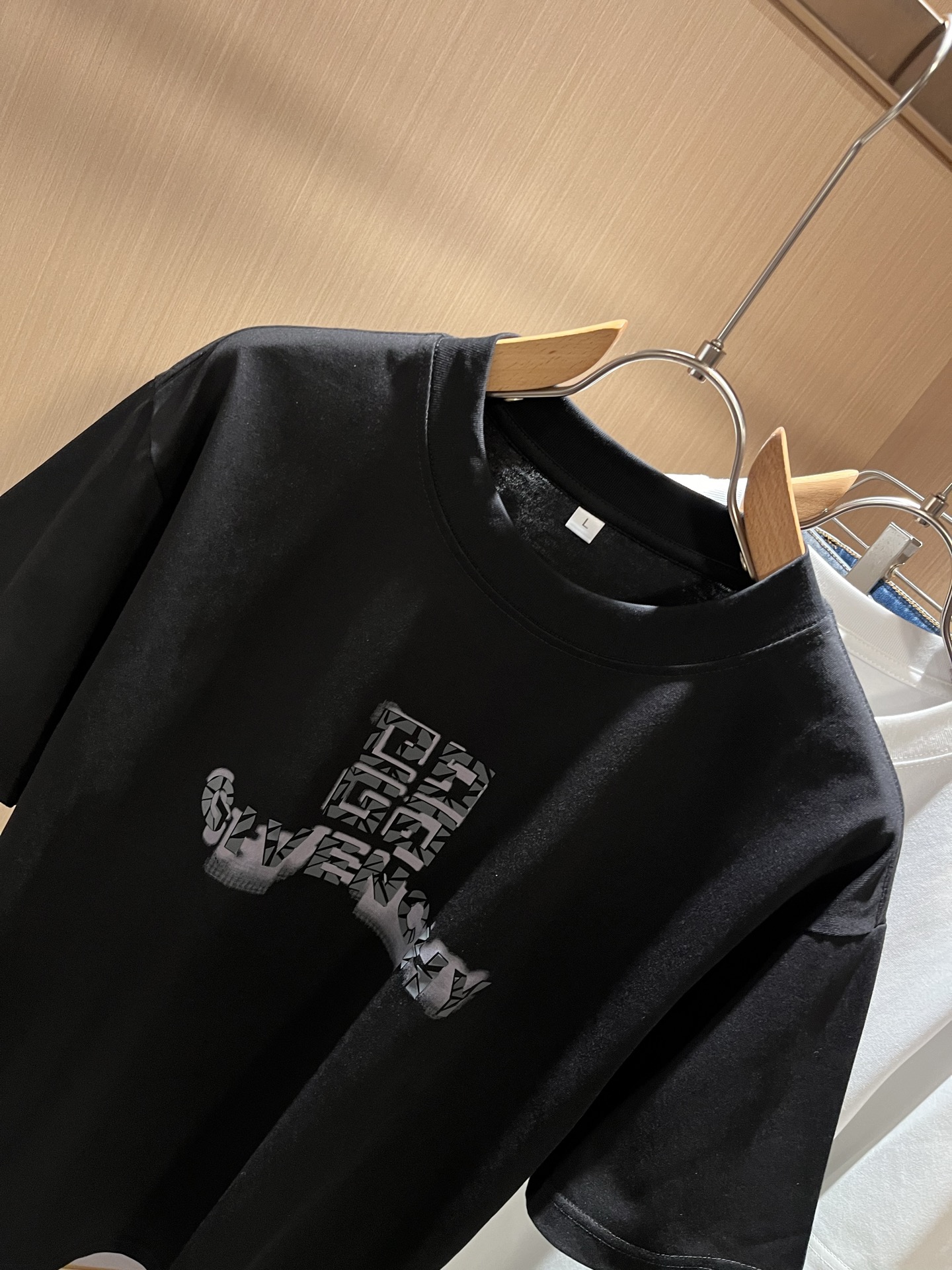   Giv*chy/纪*希2025春夏新款男女同款👫短袖T恤，主创时尚注入了全新时尚能量。通过探索各种题