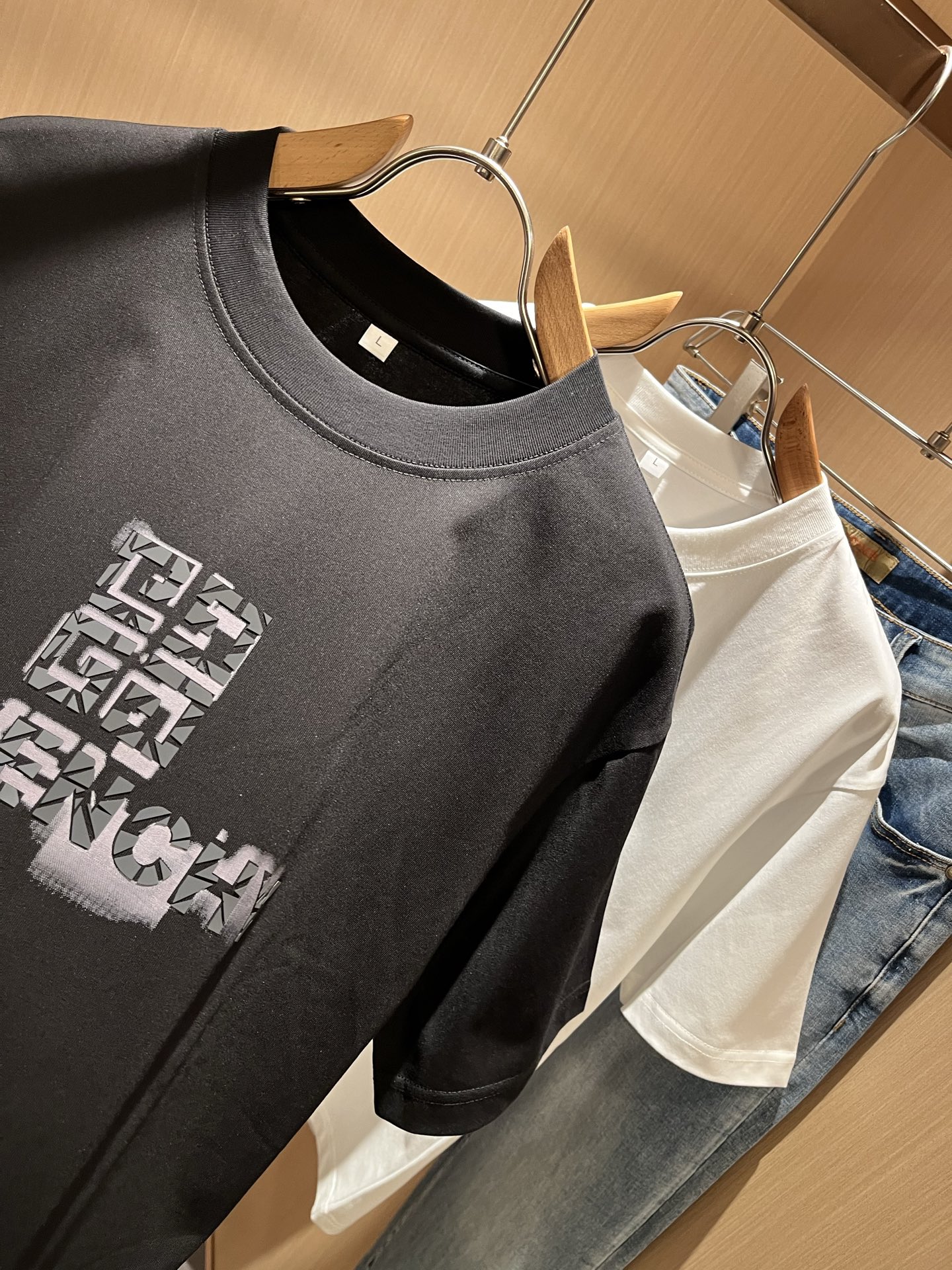   Giv*chy/纪*希2025春夏新款男女同款👫短袖T恤，主创时尚注入了全新时尚能量。通过探索各种题