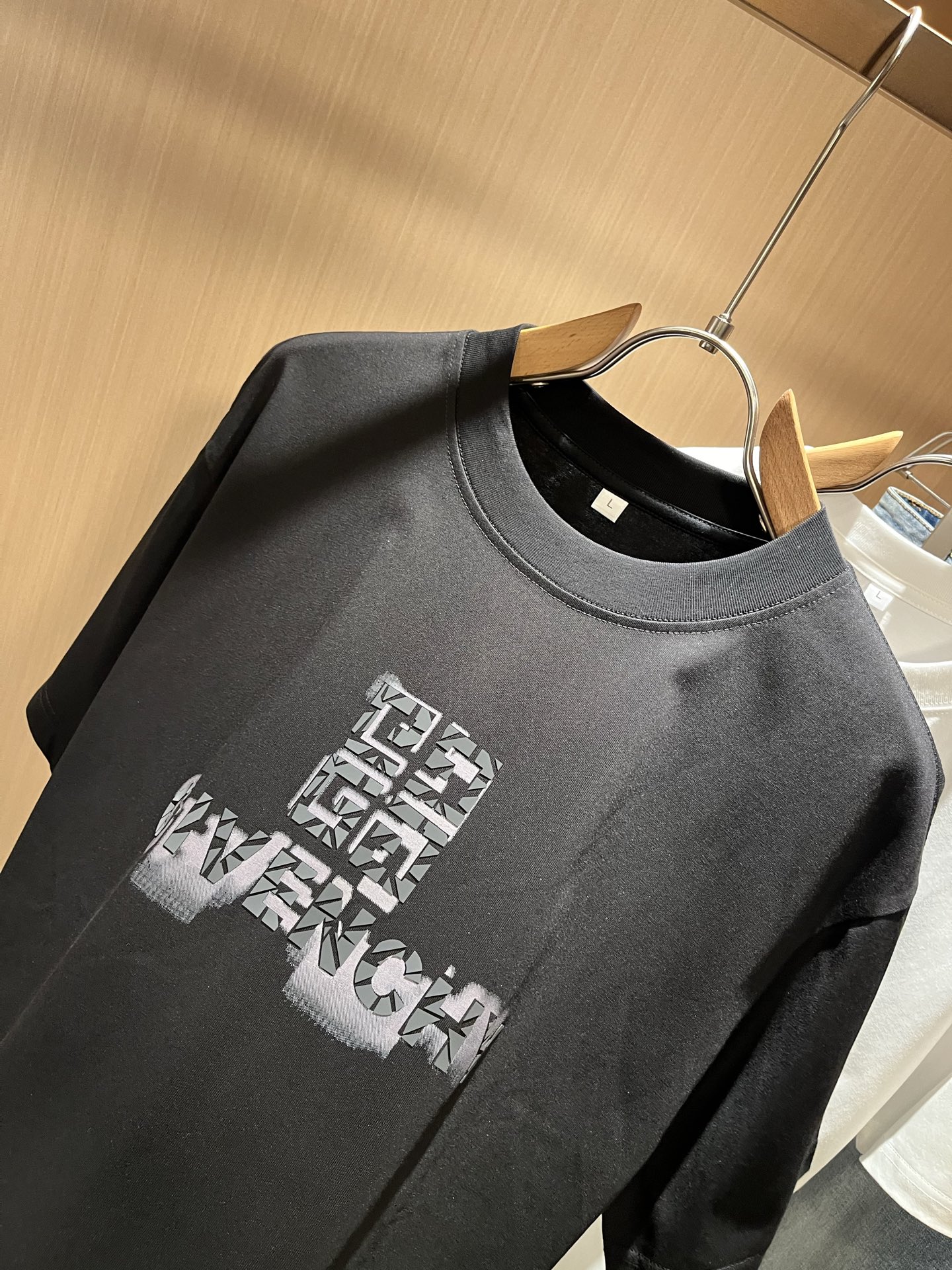   Giv*chy/纪*希2025春夏新款男女同款👫短袖T恤，主创时尚注入了全新时尚能量。通过探索各种题