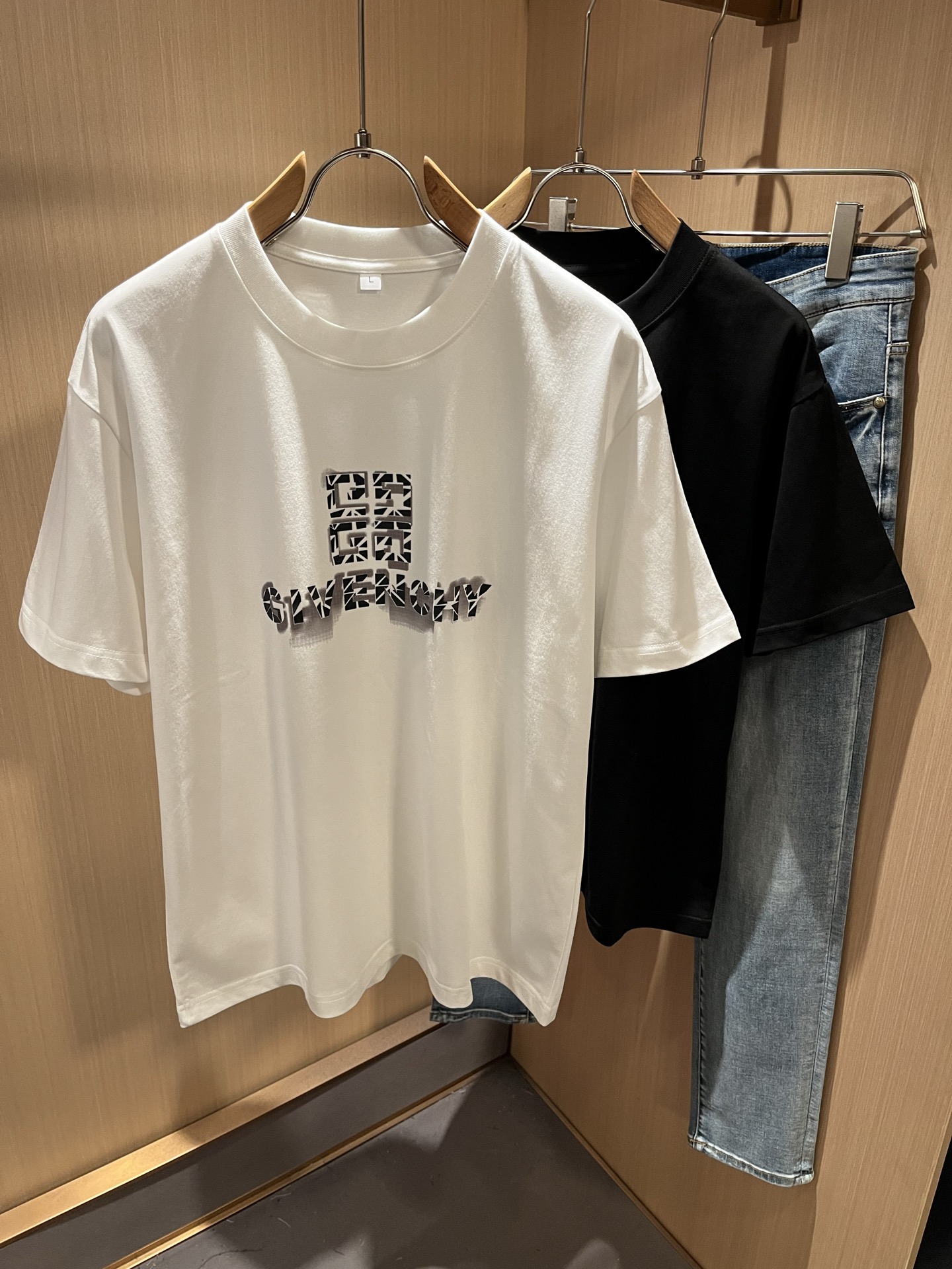   Giv*chy/纪*希2025春夏新款男女同款👫短袖T恤，主创时尚注入了全新时尚能量。通过探索各种题