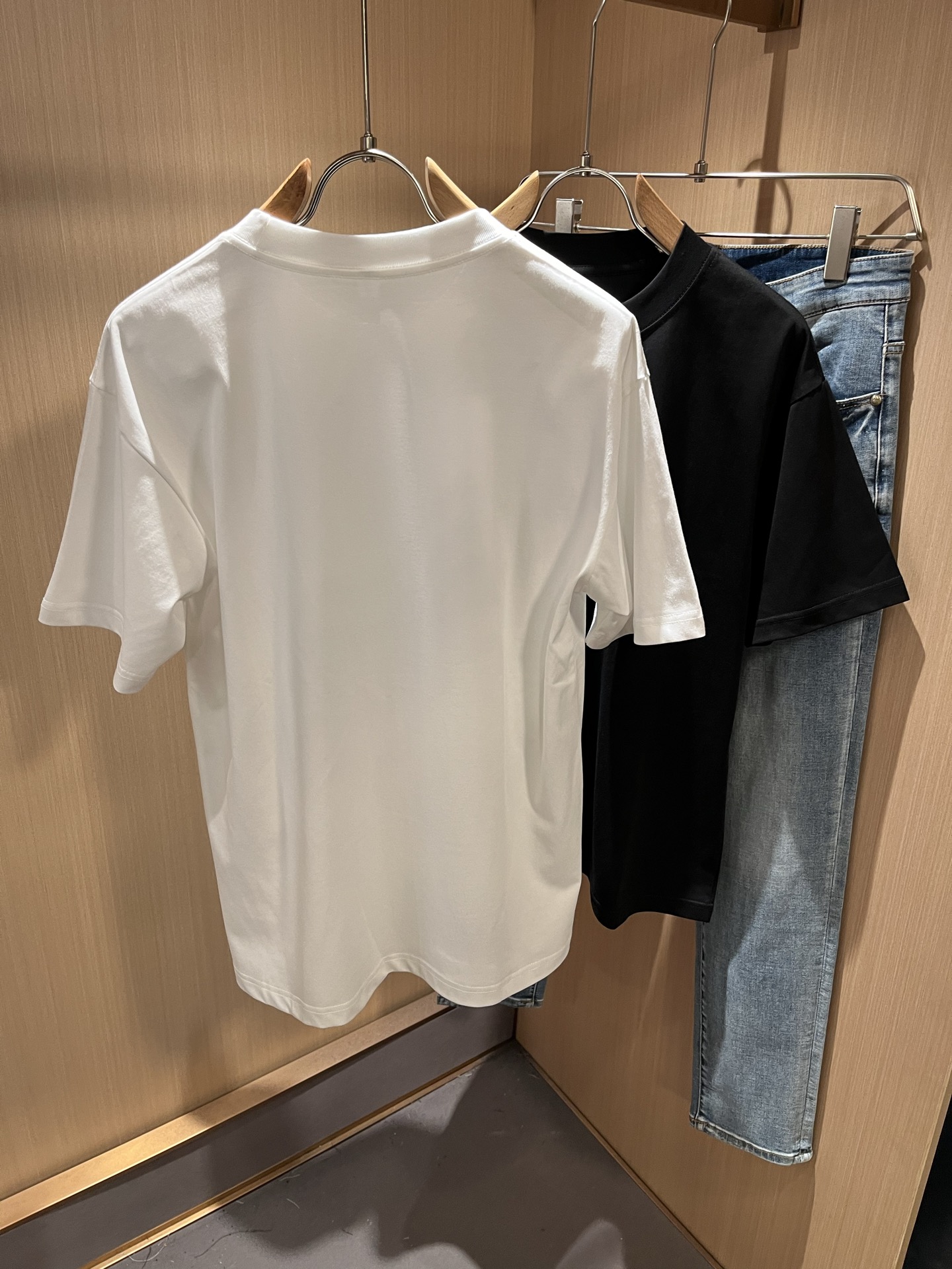   Giv*chy/纪*希2025春夏新款男女同款👫短袖T恤，主创时尚注入了全新时尚能量。通过探索各种题