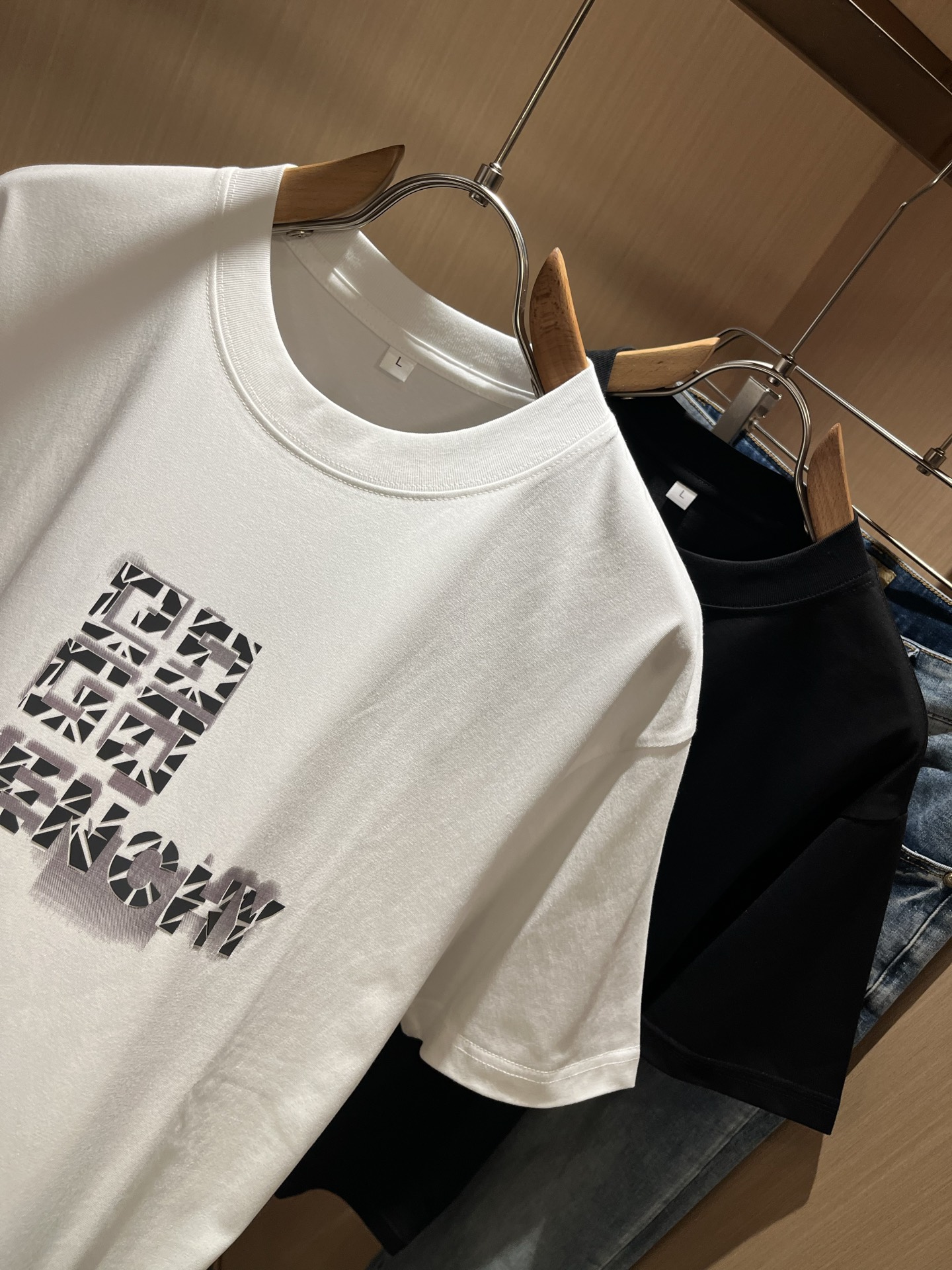   Giv*chy/纪*希2025春夏新款男女同款👫短袖T恤，主创时尚注入了全新时尚能量。通过探索各种题