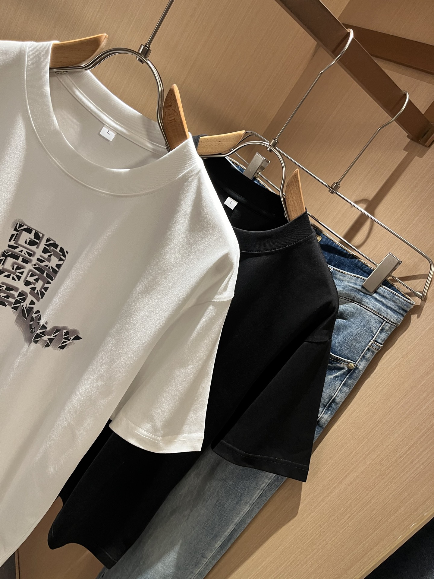   Giv*chy/纪*希2025春夏新款男女同款👫短袖T恤，主创时尚注入了全新时尚能量。通过探索各种题